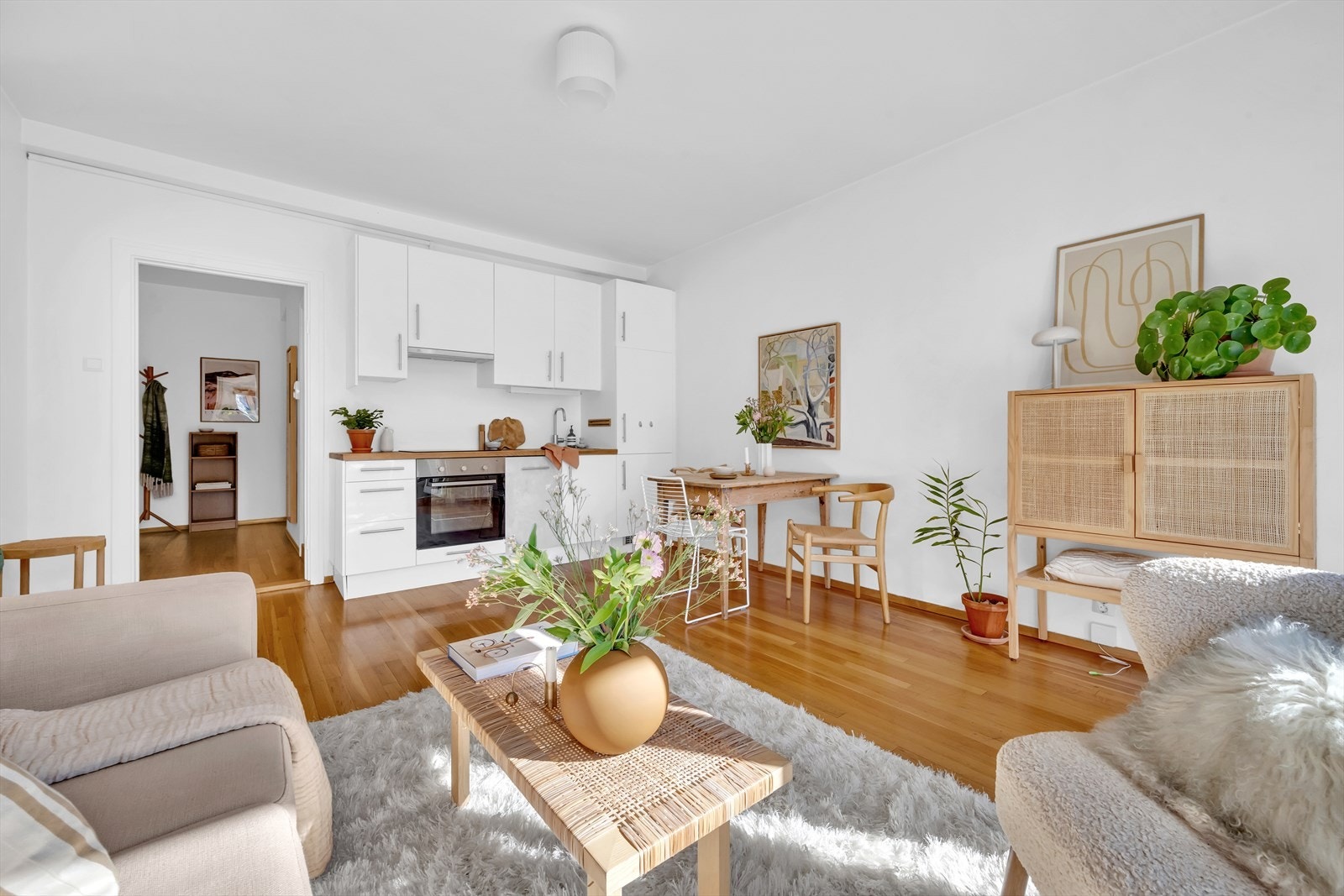 Rommet har en planløsning som gjør det enkelt å møblere med naturlige soner. Galleribilde