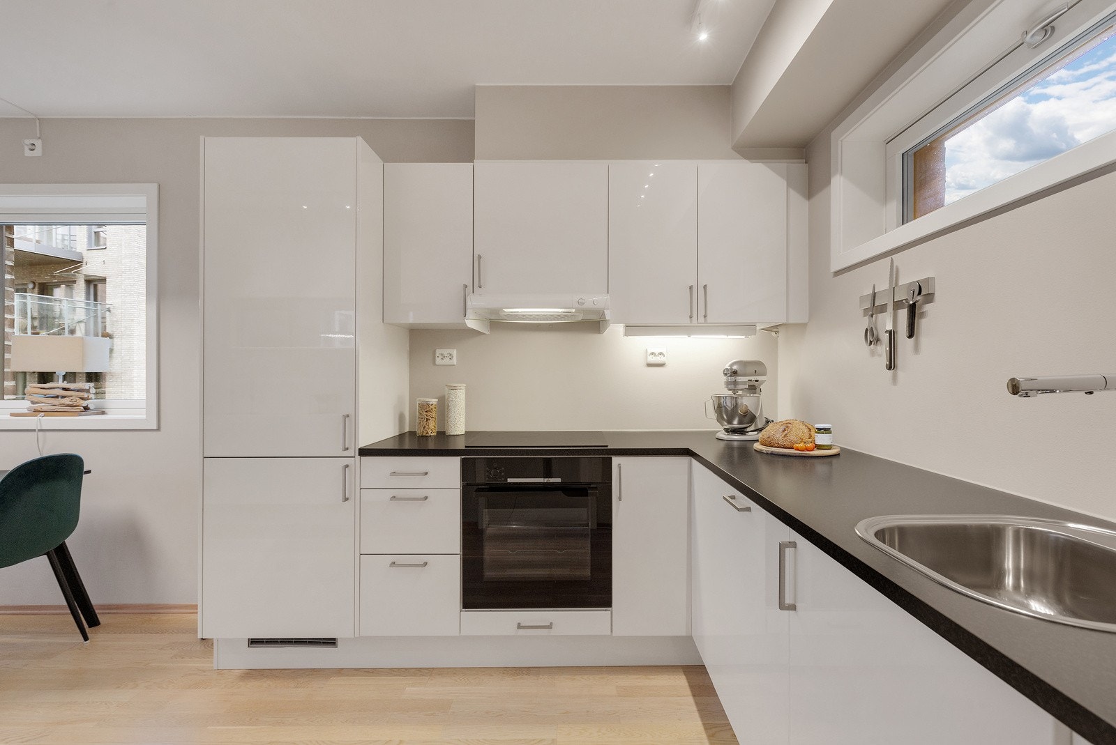 Kjøkkenet er originalt fra 2015 og har integrerte hvitevarer som kjøleskap, komfyr og oppvaskmaskin Galleribilde