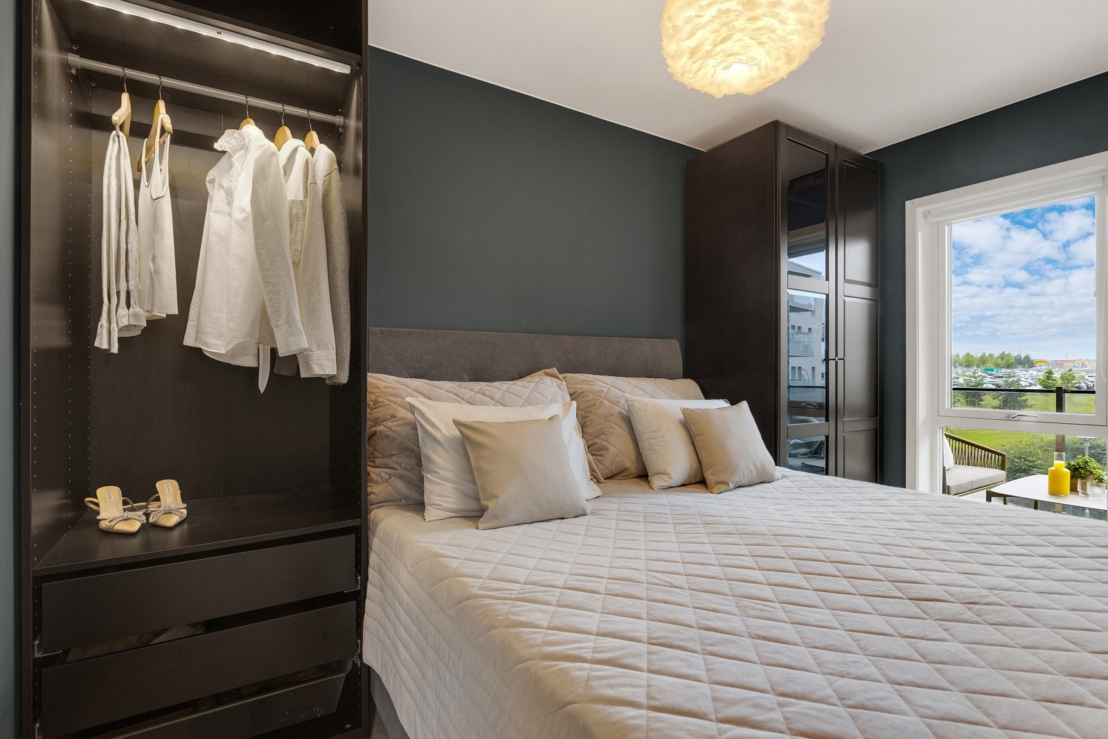 Soverommet har praktisk garderobeskap på hver side av sengen som utnytter arealet på soverommet Galleribilde