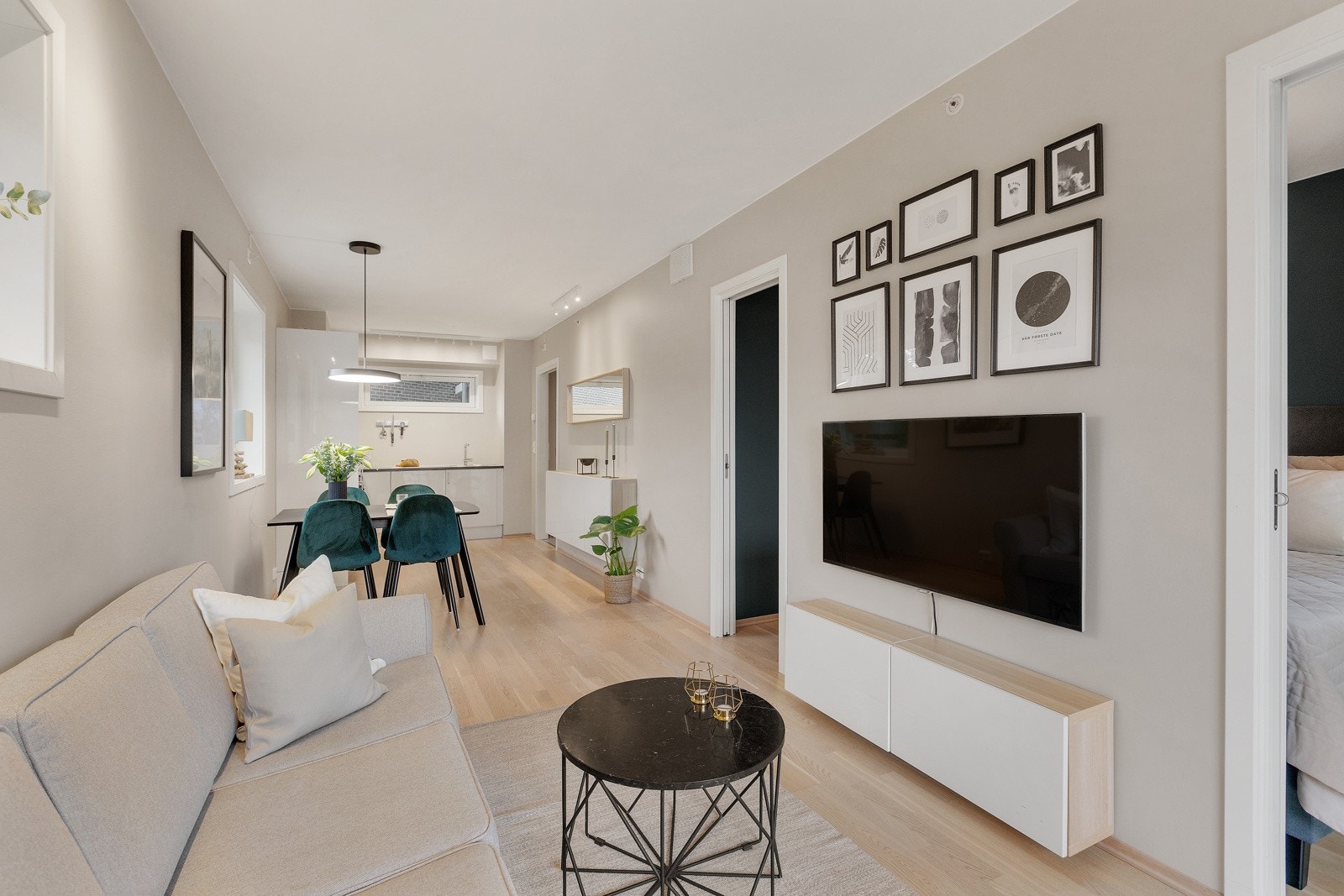 Stuen ligger i åpen løsning mot kjøkkenet Galleribilde