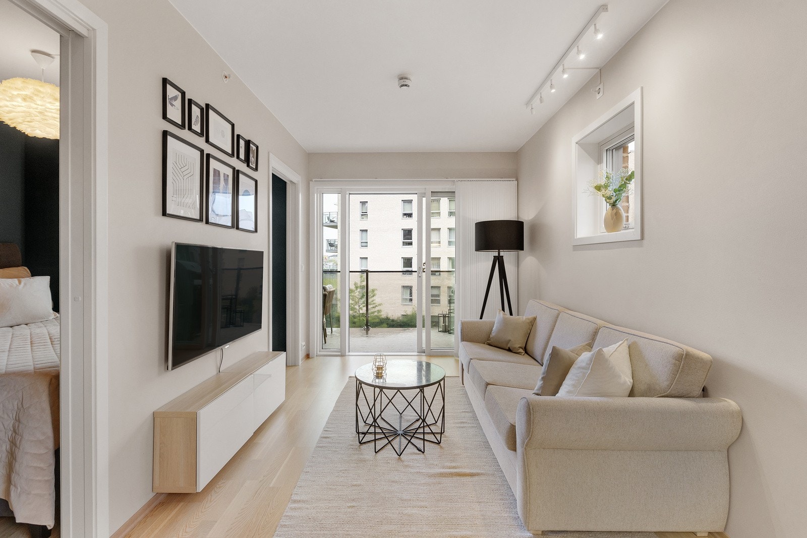 Arealeffektiv stue med plass til sofa og mediemøbel Galleribilde