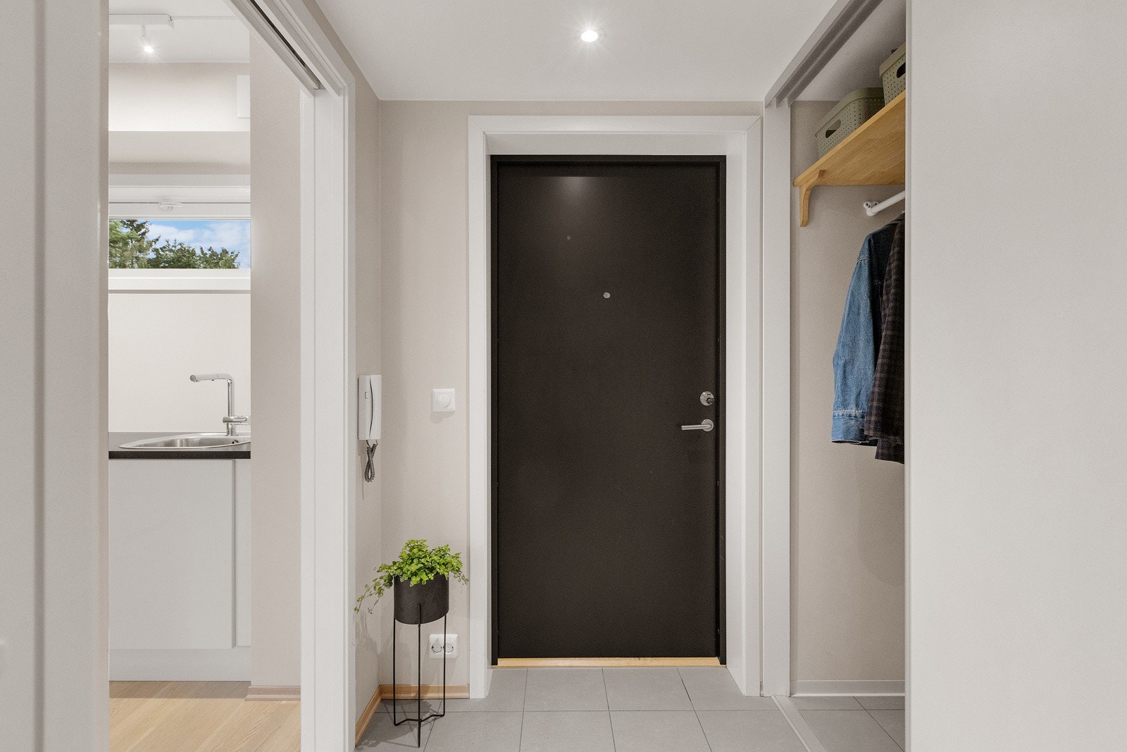 Entreen oppleves romslig og gir et godt førsteinntrykk av boligen. Galleribilde