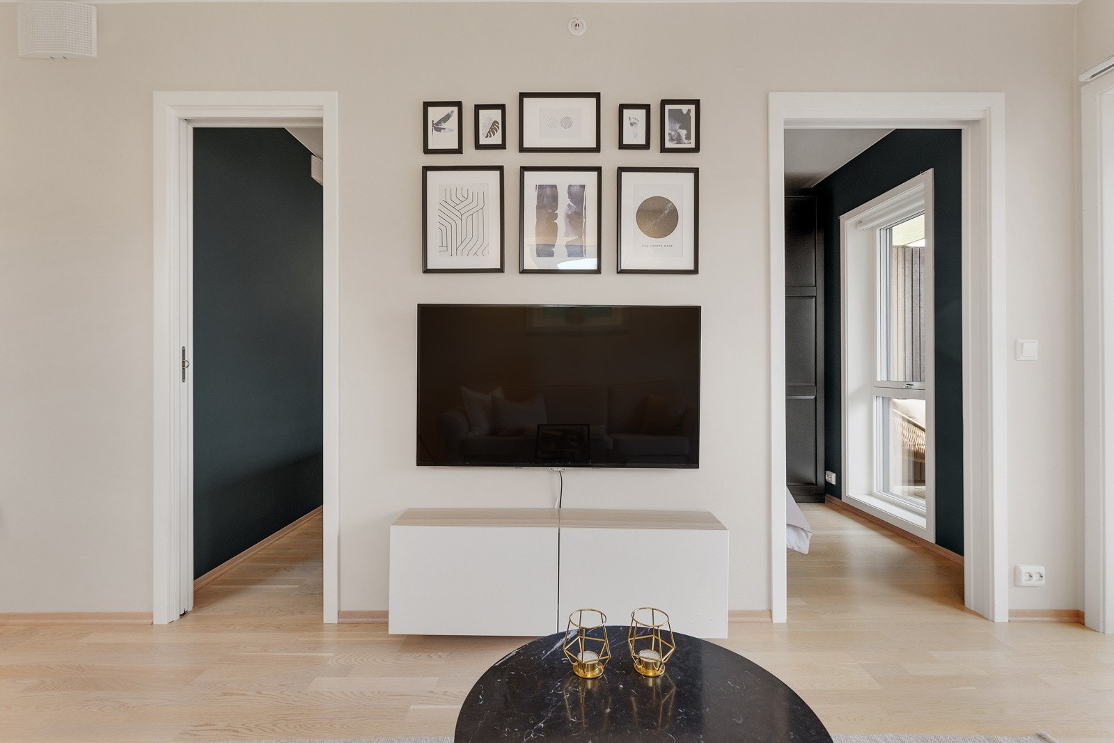 Fra stuen er det 2 innganger til soverommet Galleribilde