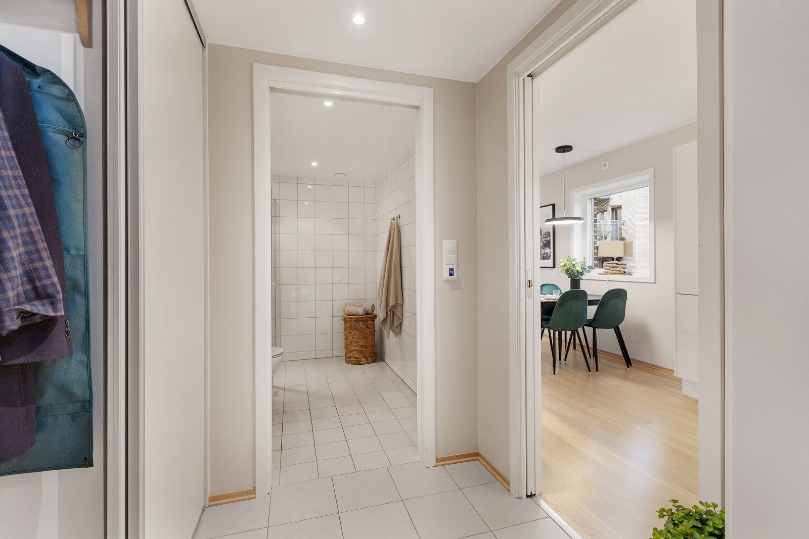 Meget delikat baderom med inngang fra entré. Galleribilde