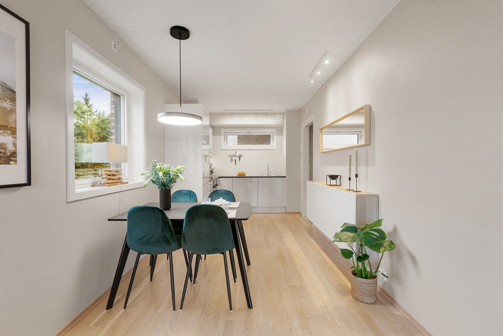 Vesentlig mer lysinnslipp på en hjørneleilighet kontra de andre midtleilighetene i sameiet Galleribilde