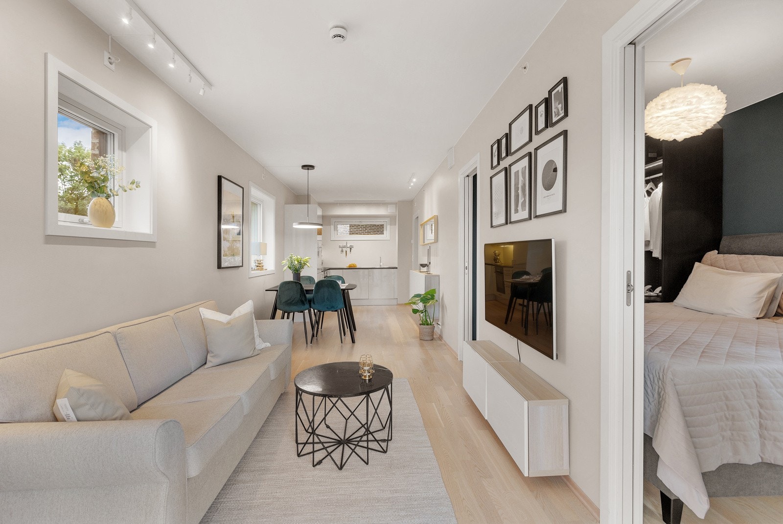 Flott og lys 2-roms hjørneleilighet fint beliggende i 2. etasje med super internbeliggenhet. Galleribilde