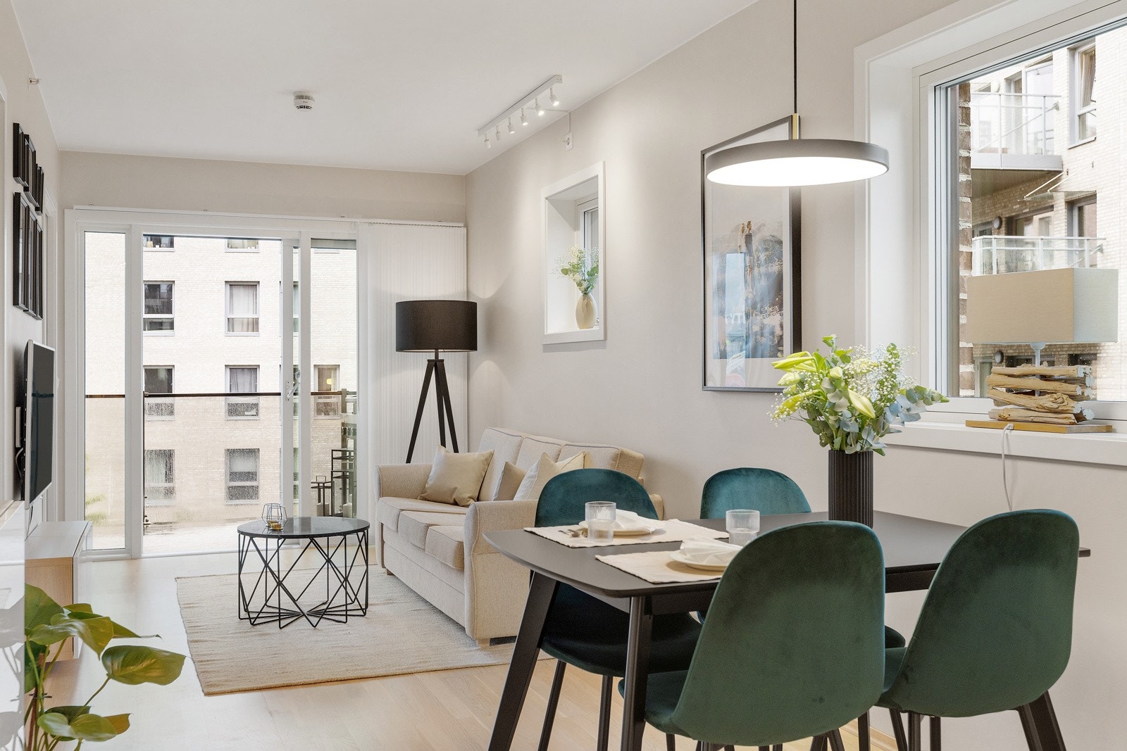 En strøken arealeffektiv leilighet med utgang til en romslig balkong på 10 kvm. Galleribilde