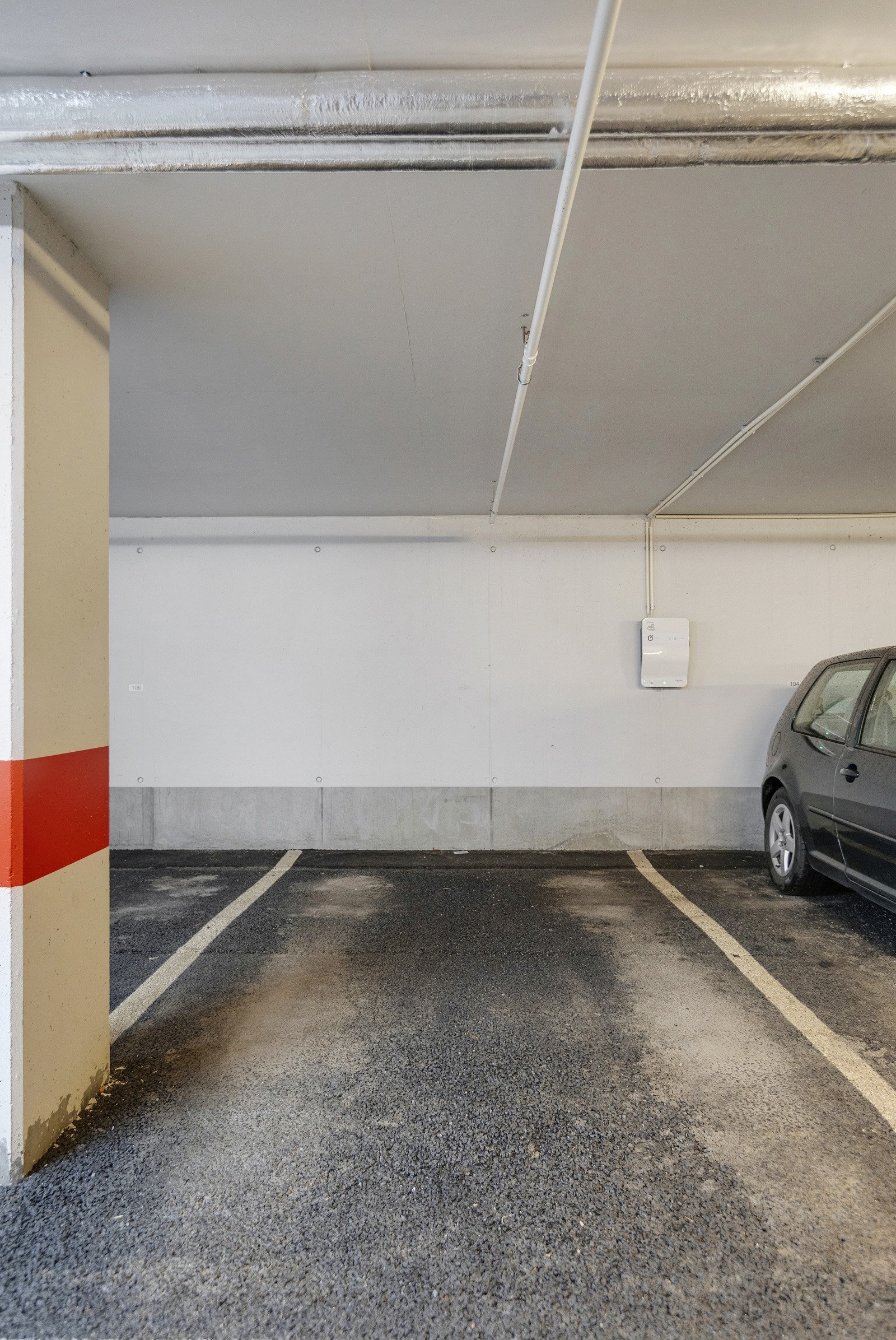 Det medfølger garasjeplass med opplegg for el-lader. Galleribilde