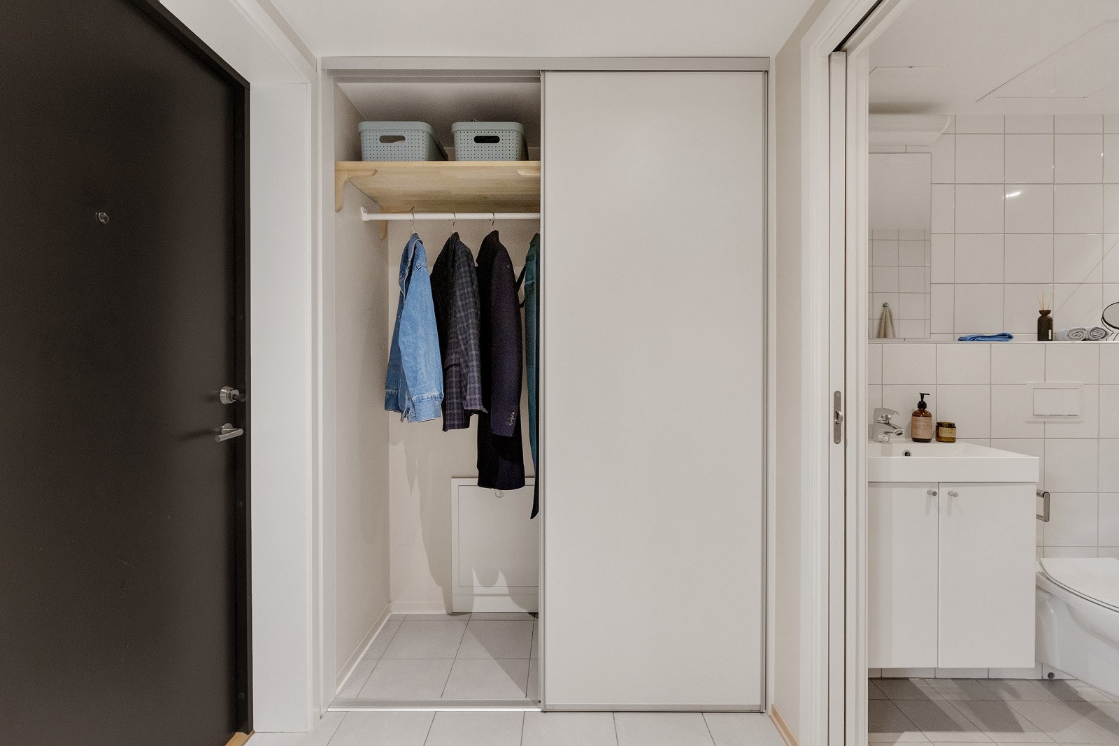 Garderobeskap i entreen hvor man kan henge fra seg yttertøy. Galleribilde