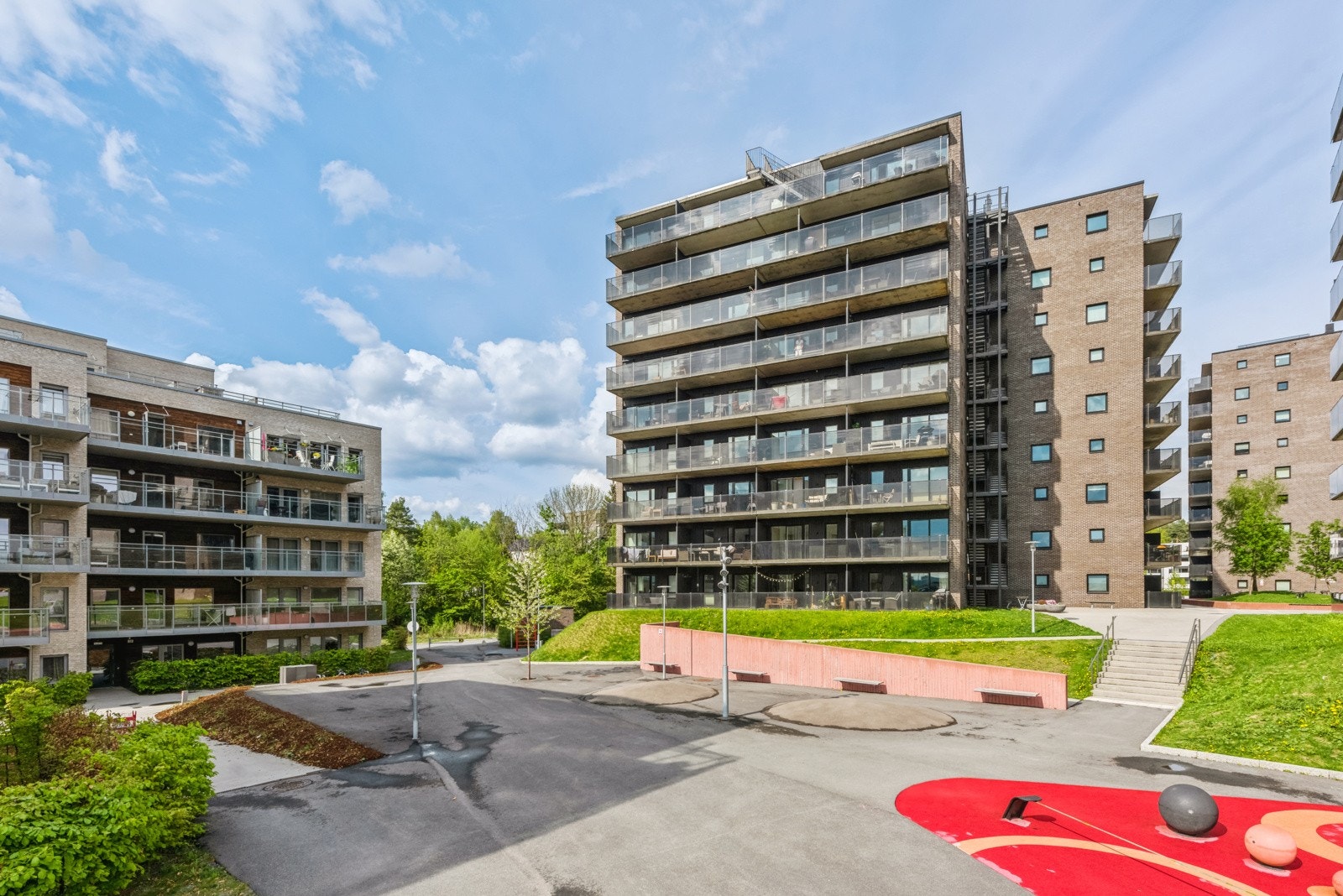 Sameiet har et hyggelig fellesareal med lekeplass og sittegrupper Galleribilde