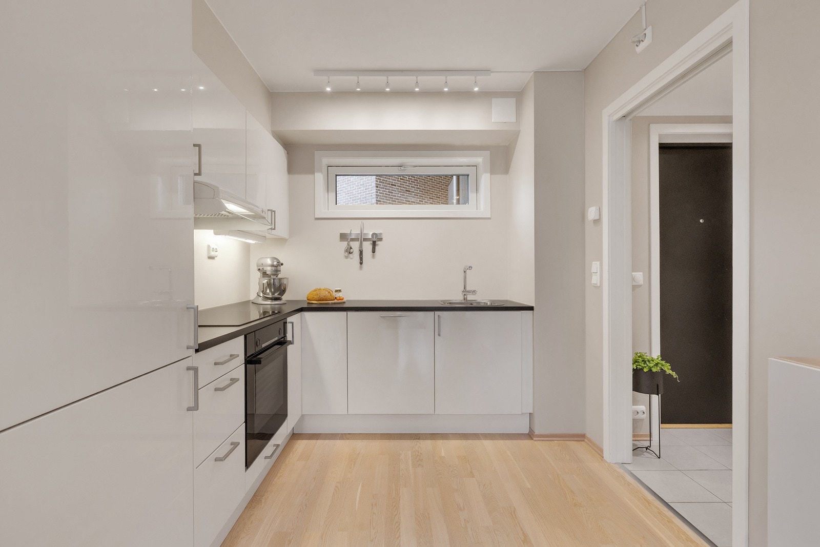 Kjøkkenet har gode lagringsmuligheter og bra med benkeplass Galleribilde