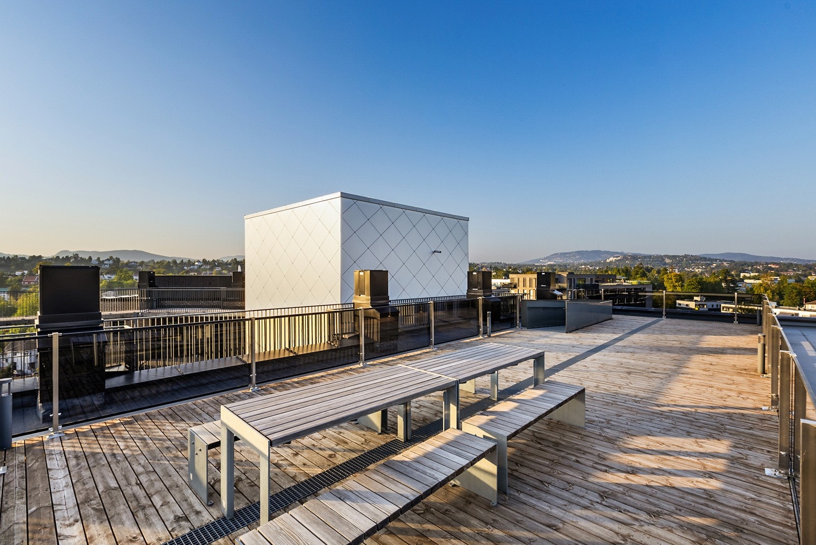 Stor felles takterrasse med fantastisk utsikt og sol fra morgen til sen kveld Galleribilde