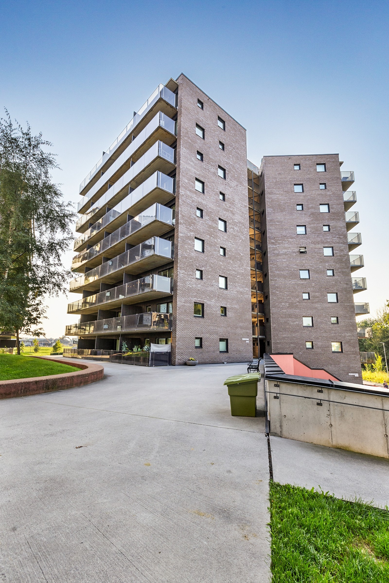 John Strandruds vei 15 ligger supersentralt, samtidig tilbaketrukket i en rolig gate med lite trafikk. Galleribilde