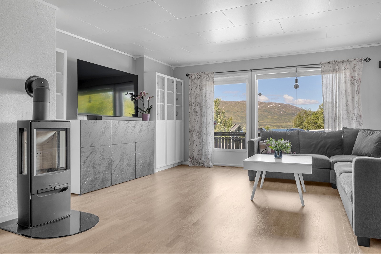 Fra stua er det utgang til 23m2 stor markterrasse Galleribilde