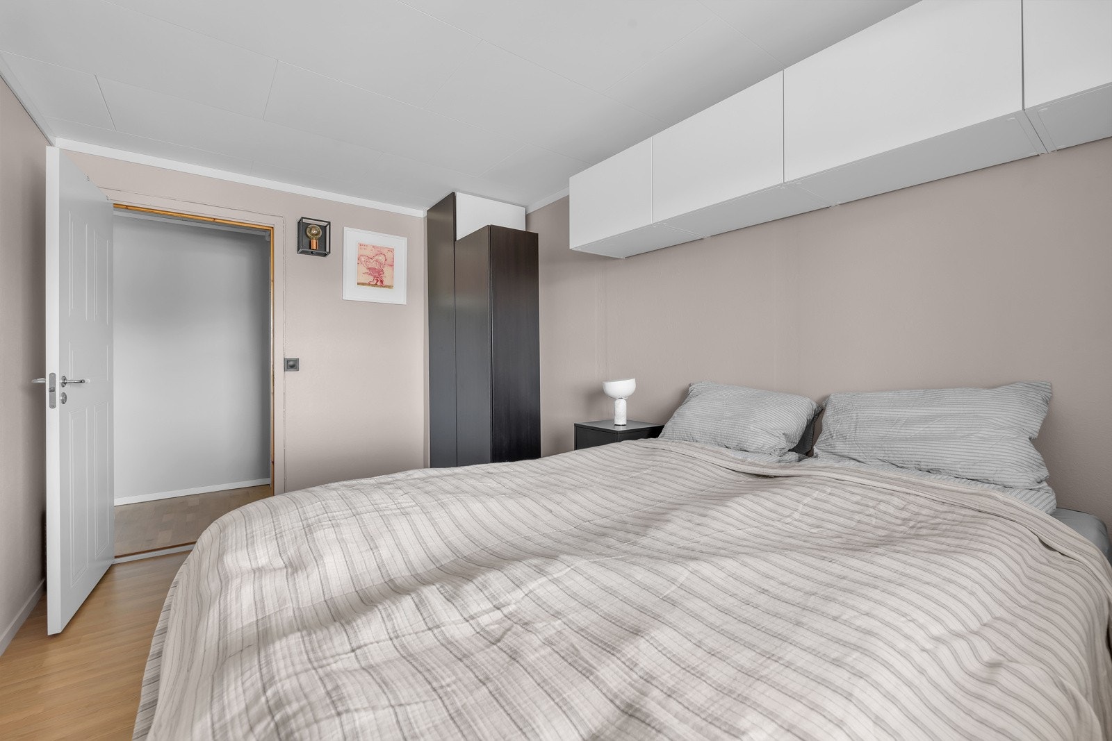 Eier har montert praktisk innredning over sengen for ekstra lagring Galleribilde