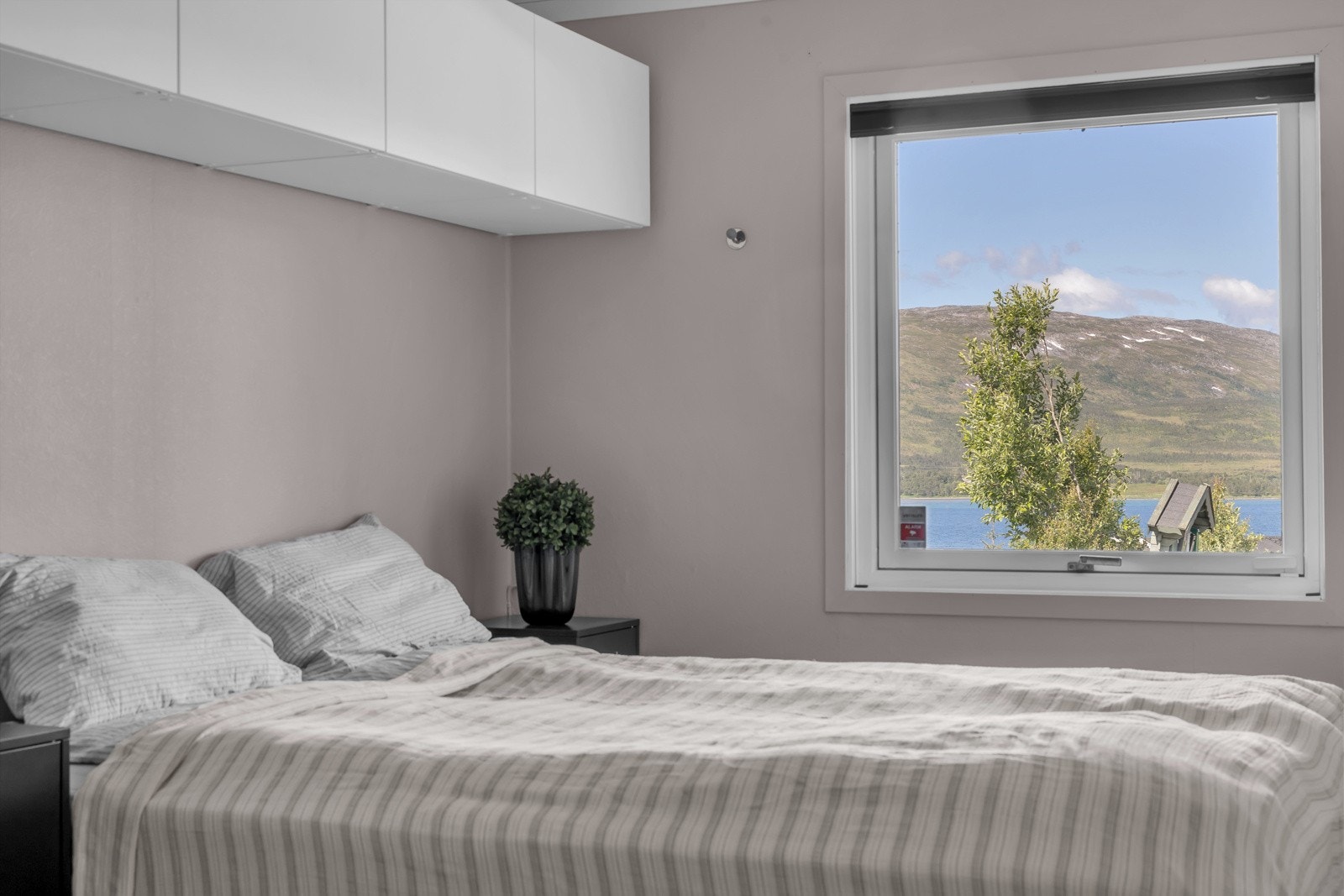 Soverommet er vestvendt og du nyter fin utsikt fra vinduet Galleribilde