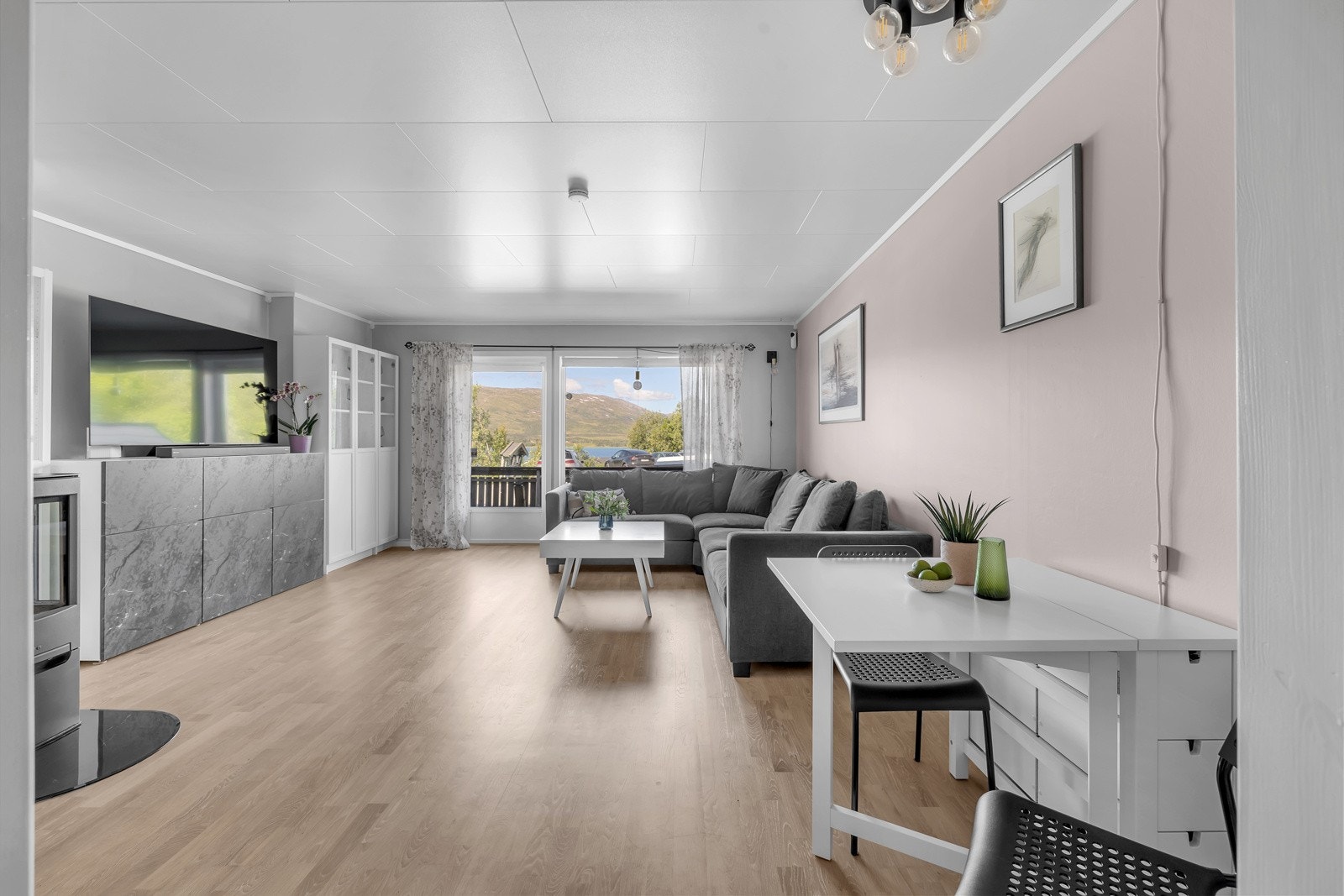 Mellom dagligstua og kjøkkenet finner du fin plass til spisebord Galleribilde