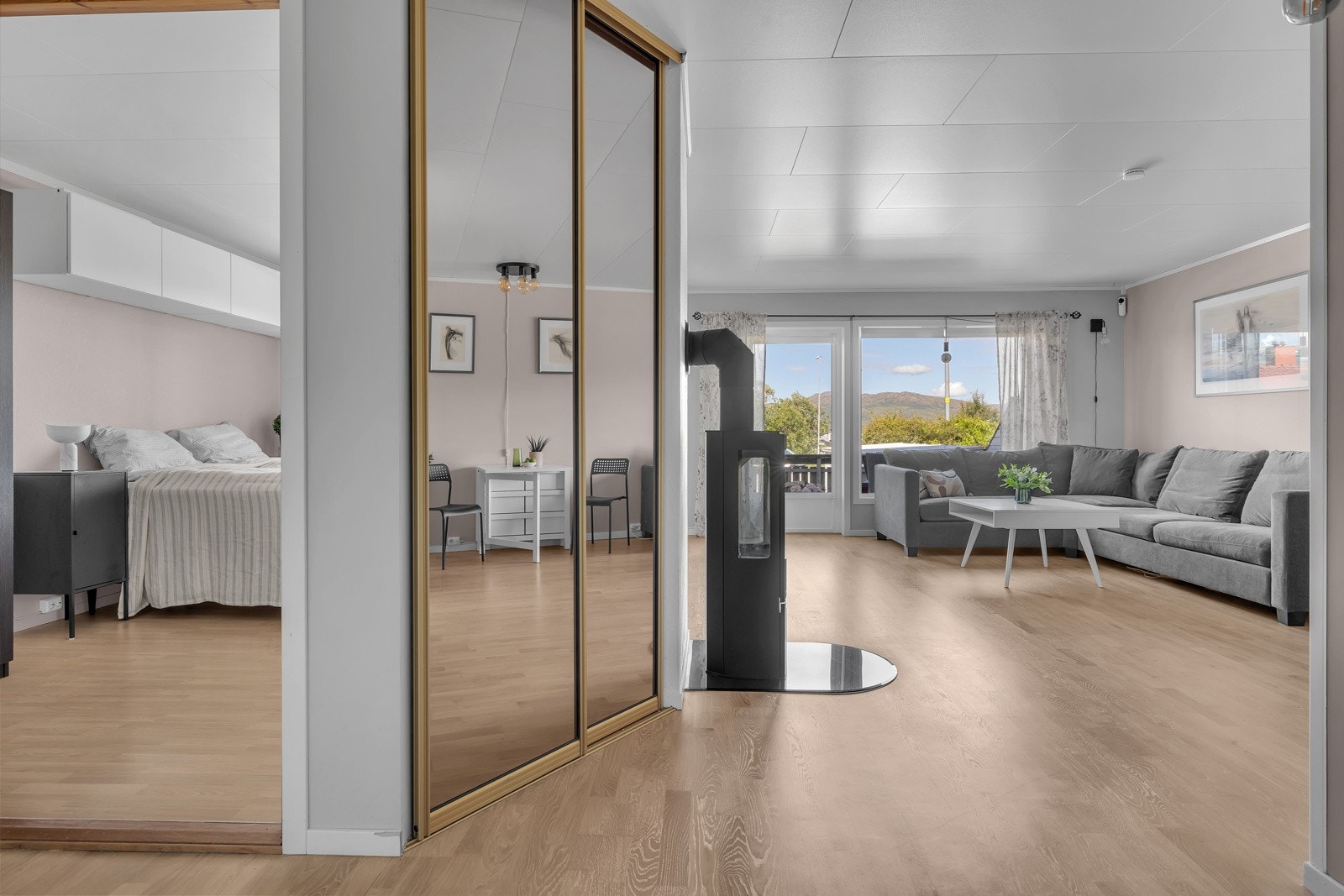 Vågvegen 4A er en innholdsrik og romslig 4-roms selveierleilighet på 79m2 plassert i et rolig og populært boligområde i Hamna. Galleribilde