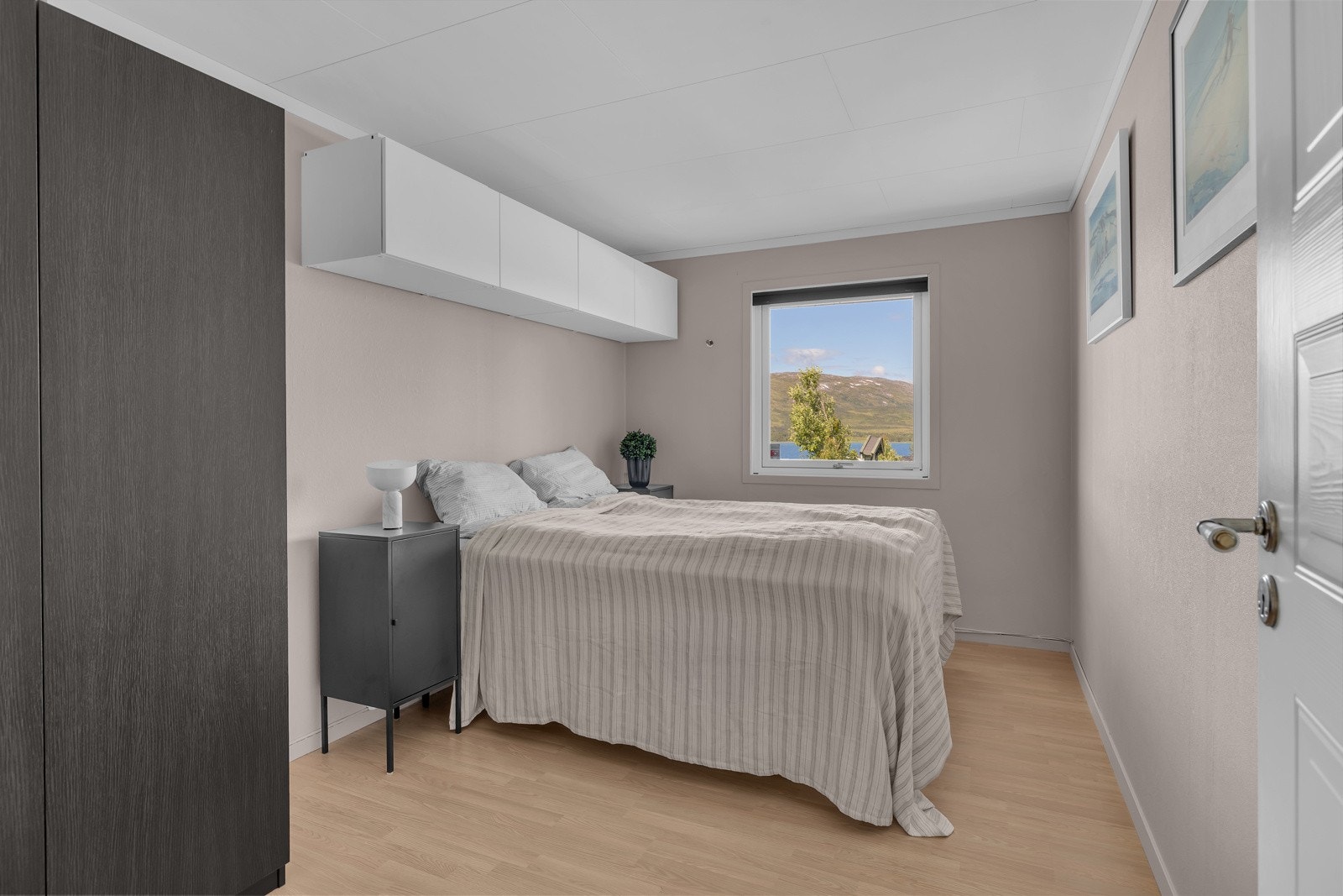 Stort soverom på ca. 11m2 med god plass til både dobbeltseng og oppbevaring Galleribilde
