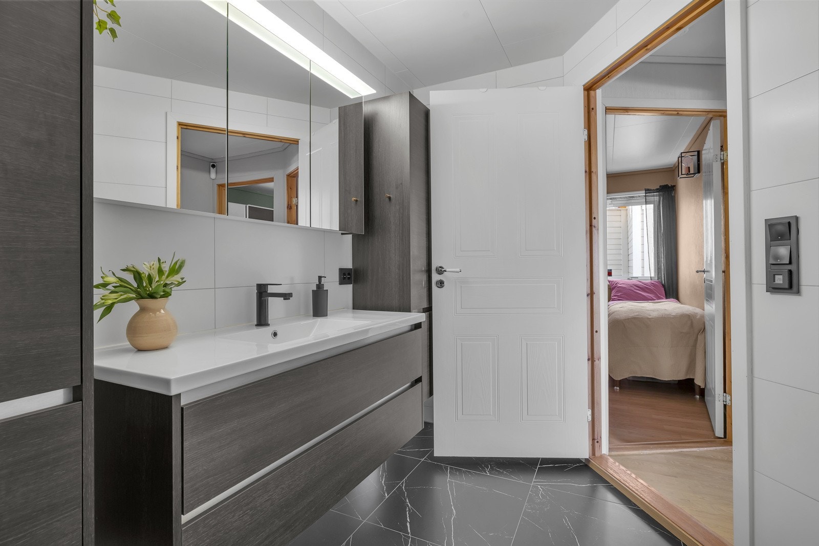 Innredning med heldekkende servant og ekstra lagring i høyskap Galleribilde