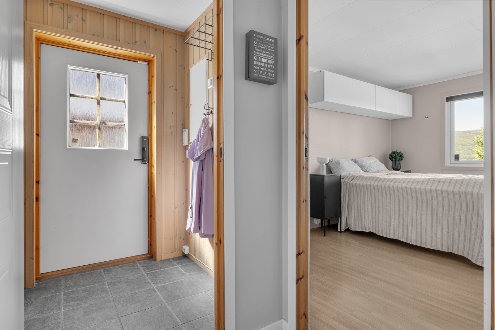 Fra inngangspartiet ledes du vider til hovedsoverommet som er 1 av boligens 3 soverom Galleribilde