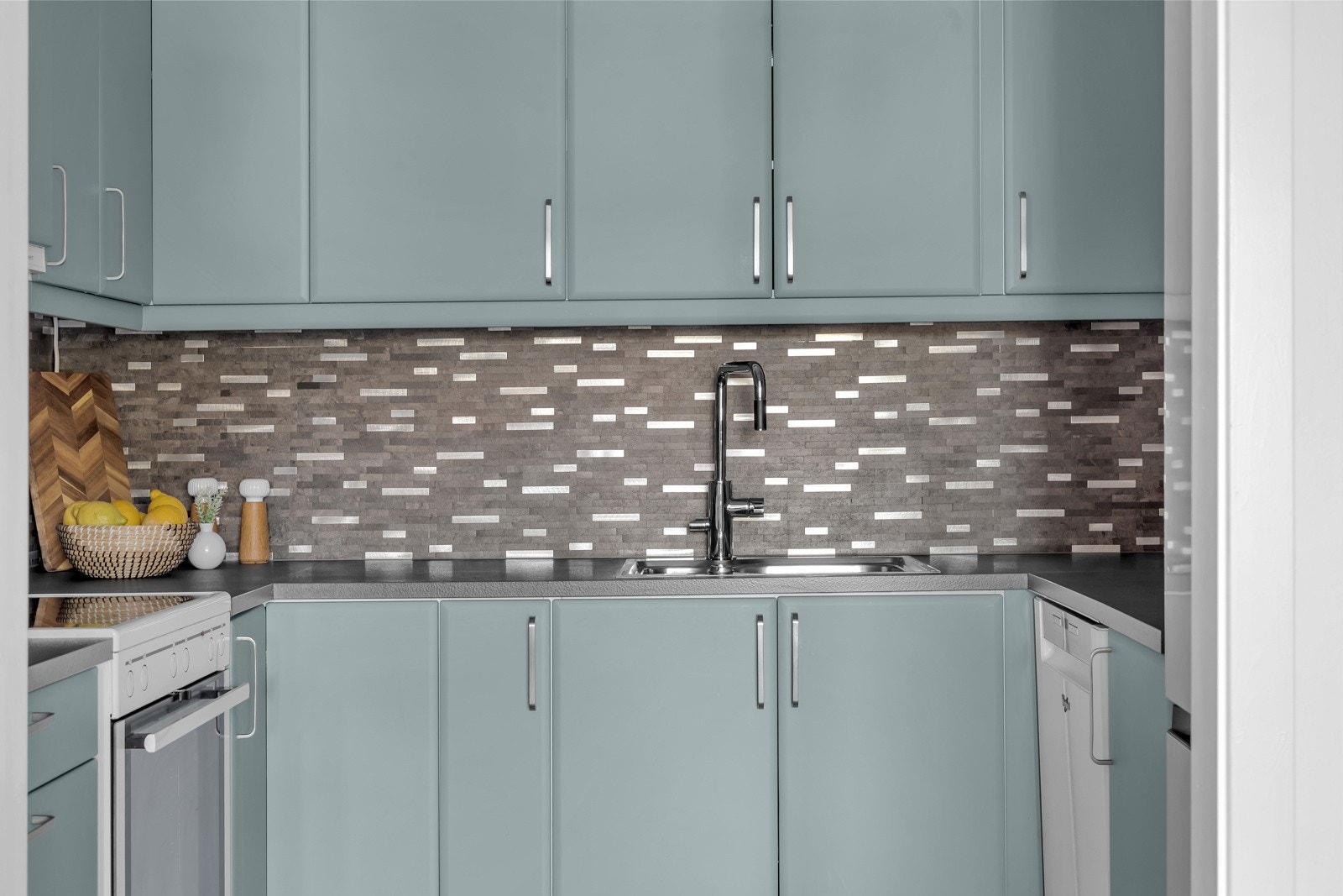 Praktisk kjøkken med god lagringsplass Galleribilde