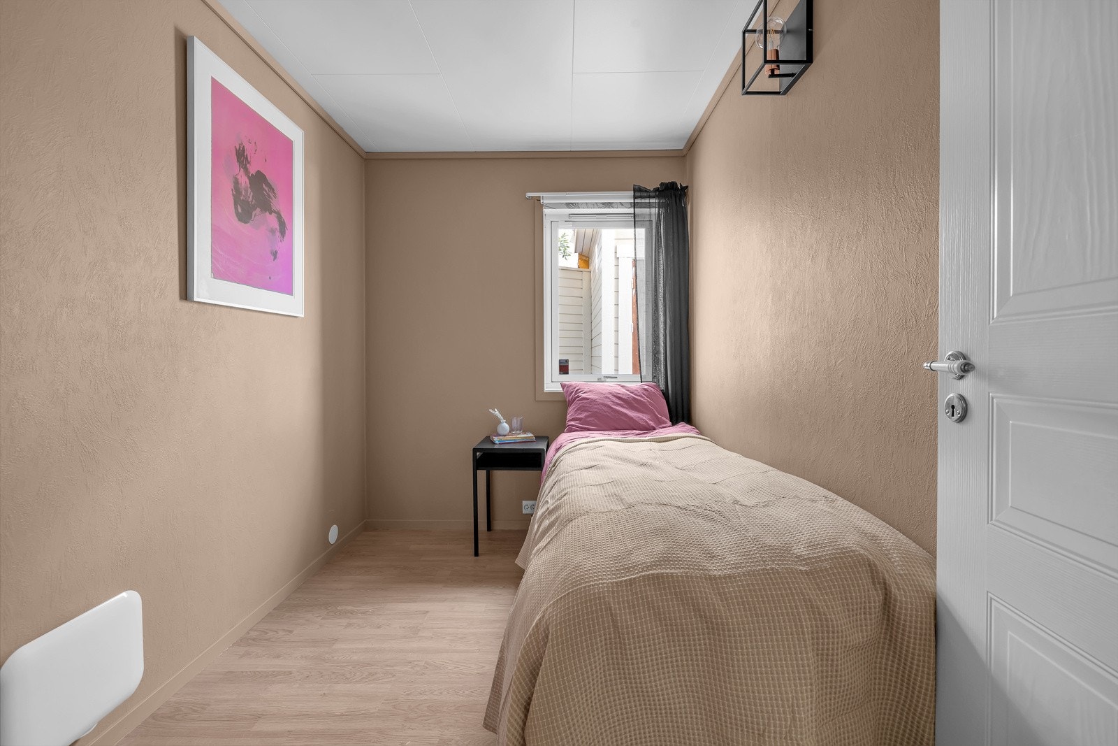 Soverom 2 er i underkant av 7m2 og ligger tilbaketrukket i leiligheten Galleribilde