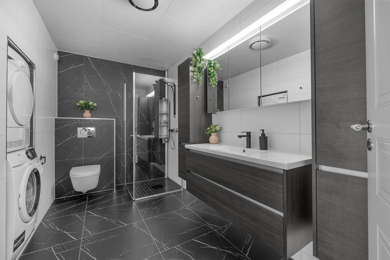 Badet ble betydelig renovert i 2018 og fremstår både delikat og praktisk Galleribilde