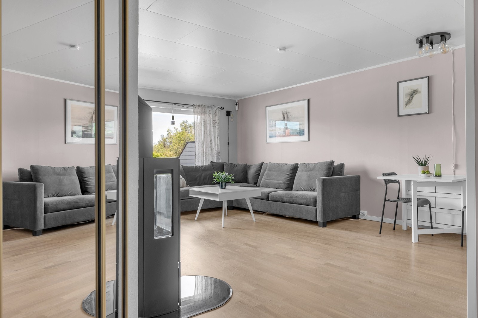 Her har du store vindusflater mot vest, vedfyring og utgang til romslig markterrasse Galleribilde