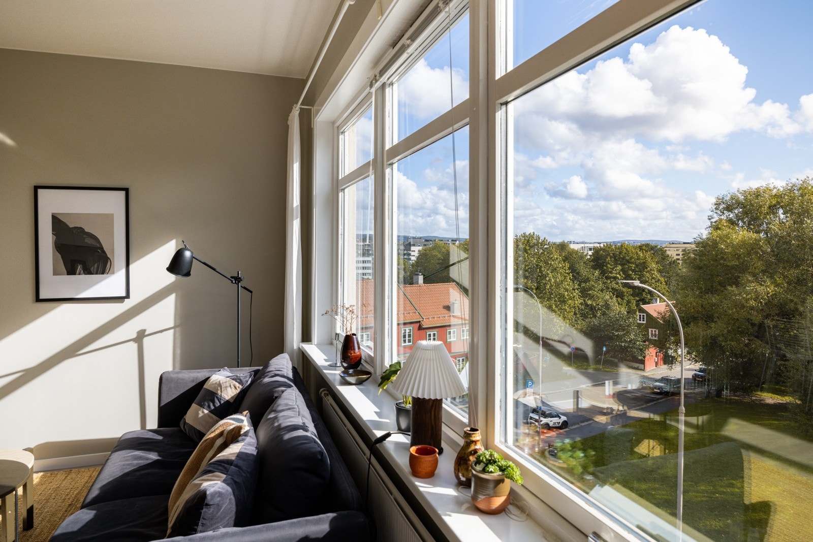 De store vindusflatene slipper inn rikelig med naturlig lys. Galleribilde
