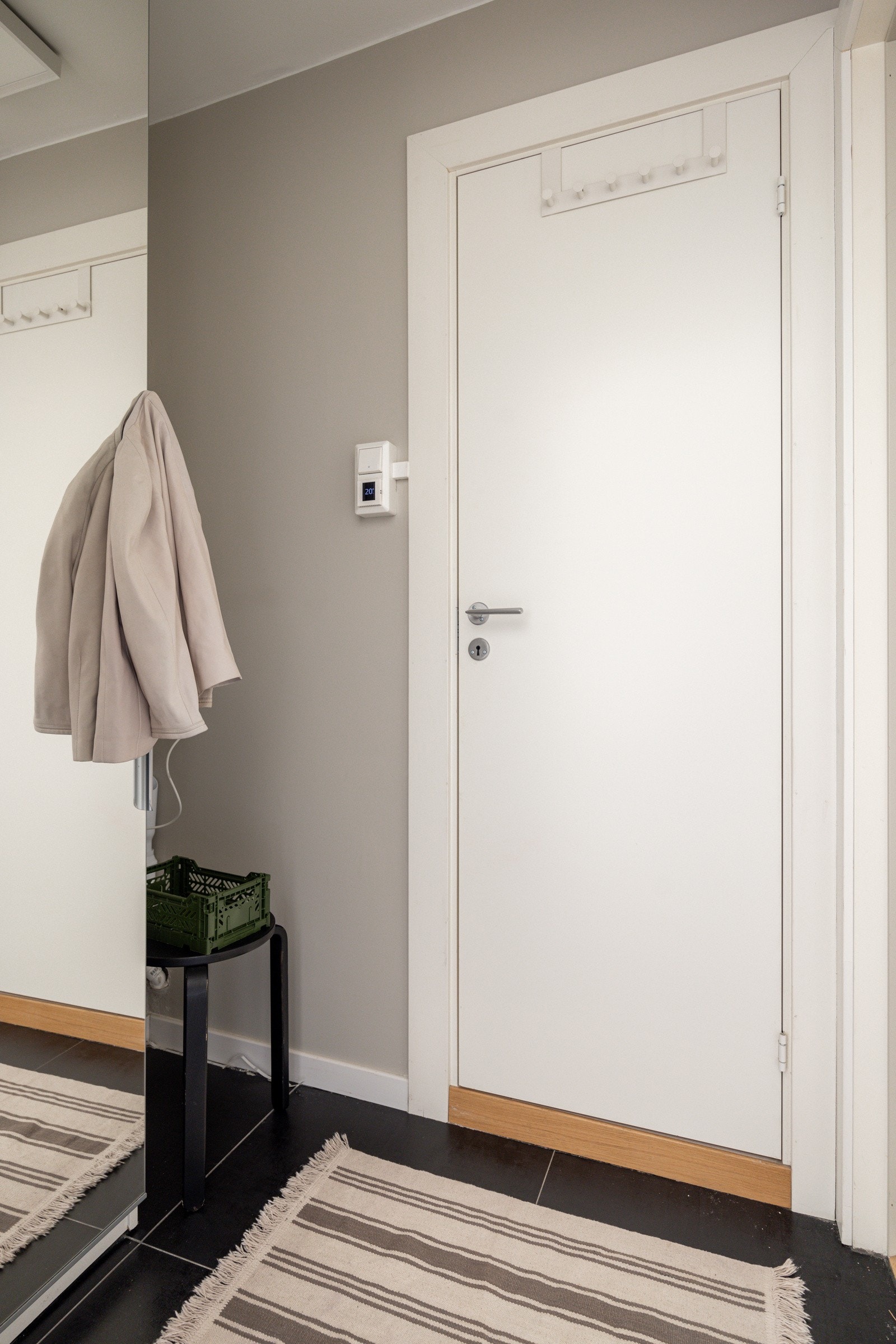 I entréen har du god plass til sko og yttertøy i medfølgende garderobeskap med speildør. Det er også opplegg for vaskemaskin med waterguard i nisjen ved siden av skapet. Galleribilde