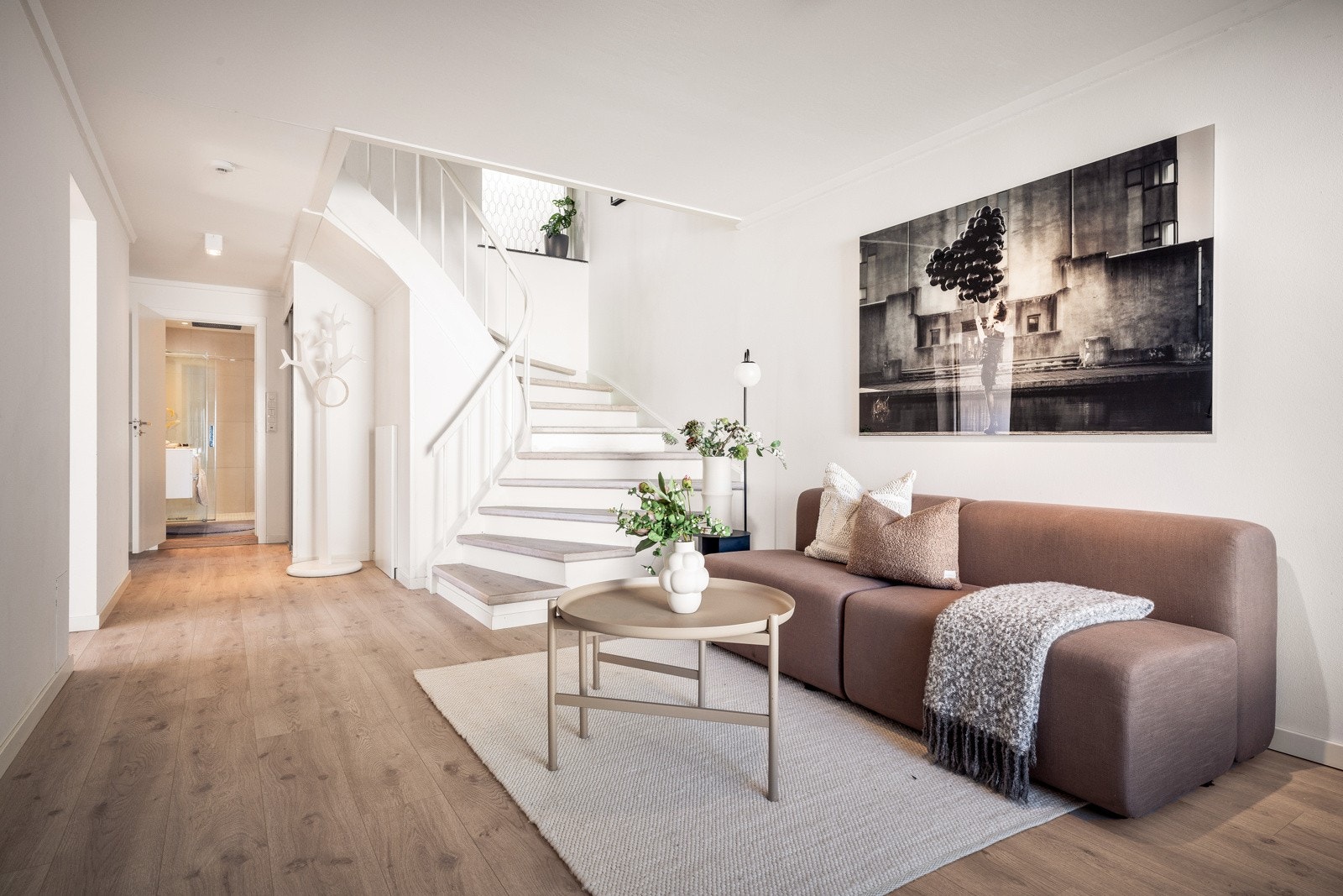 Romslig gang på hele 22,7 m² ønsker deg velkommen inn i boligen Galleribilde