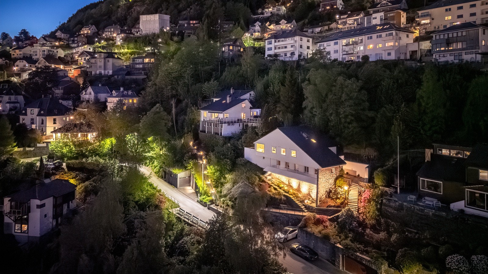 Praktisk med både garasjeplass og biloppstilling på egen tomt, noe som er uvanlig i Fjellveien Galleribilde