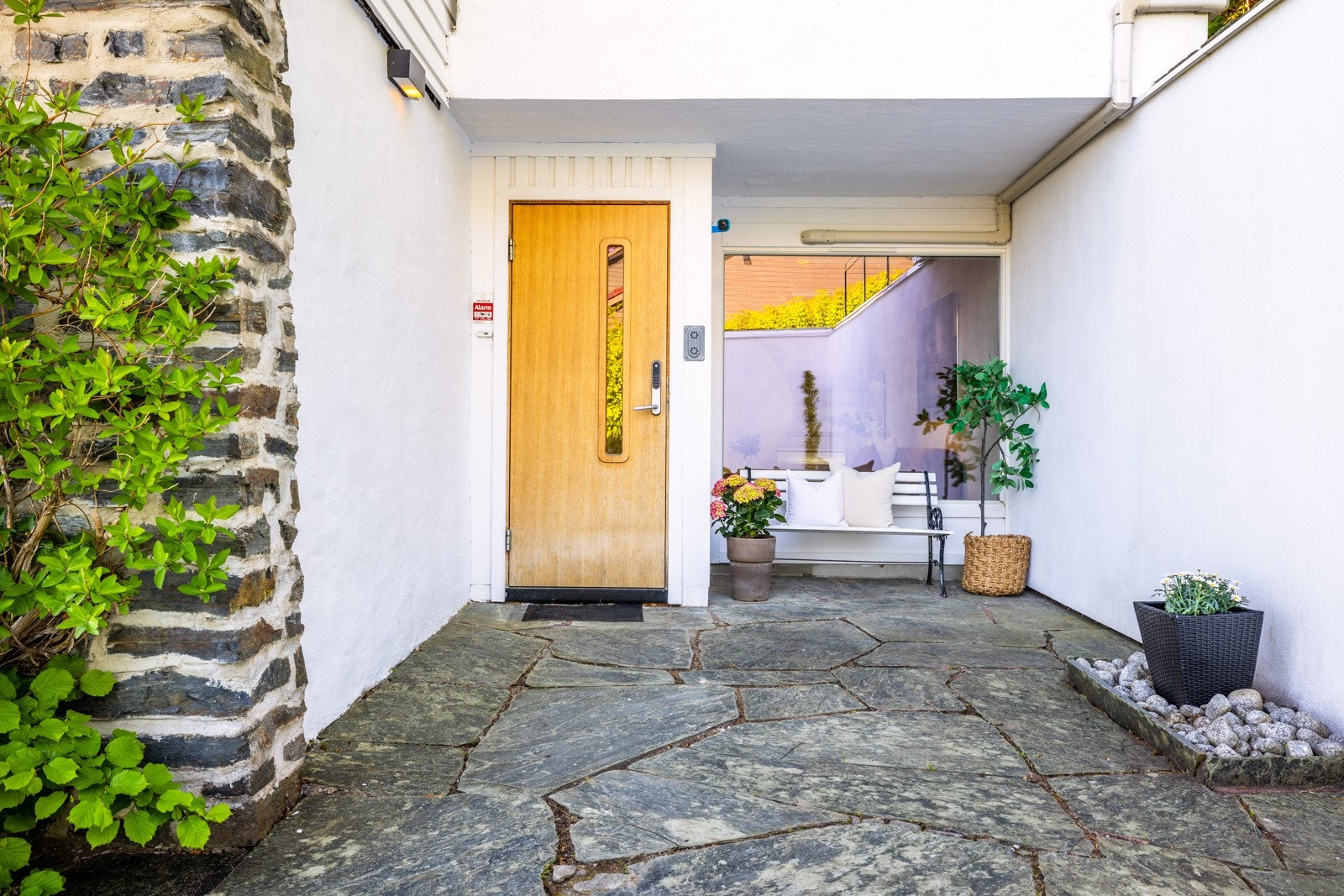 Innbydende inngangsparti på siden av huset Galleribilde