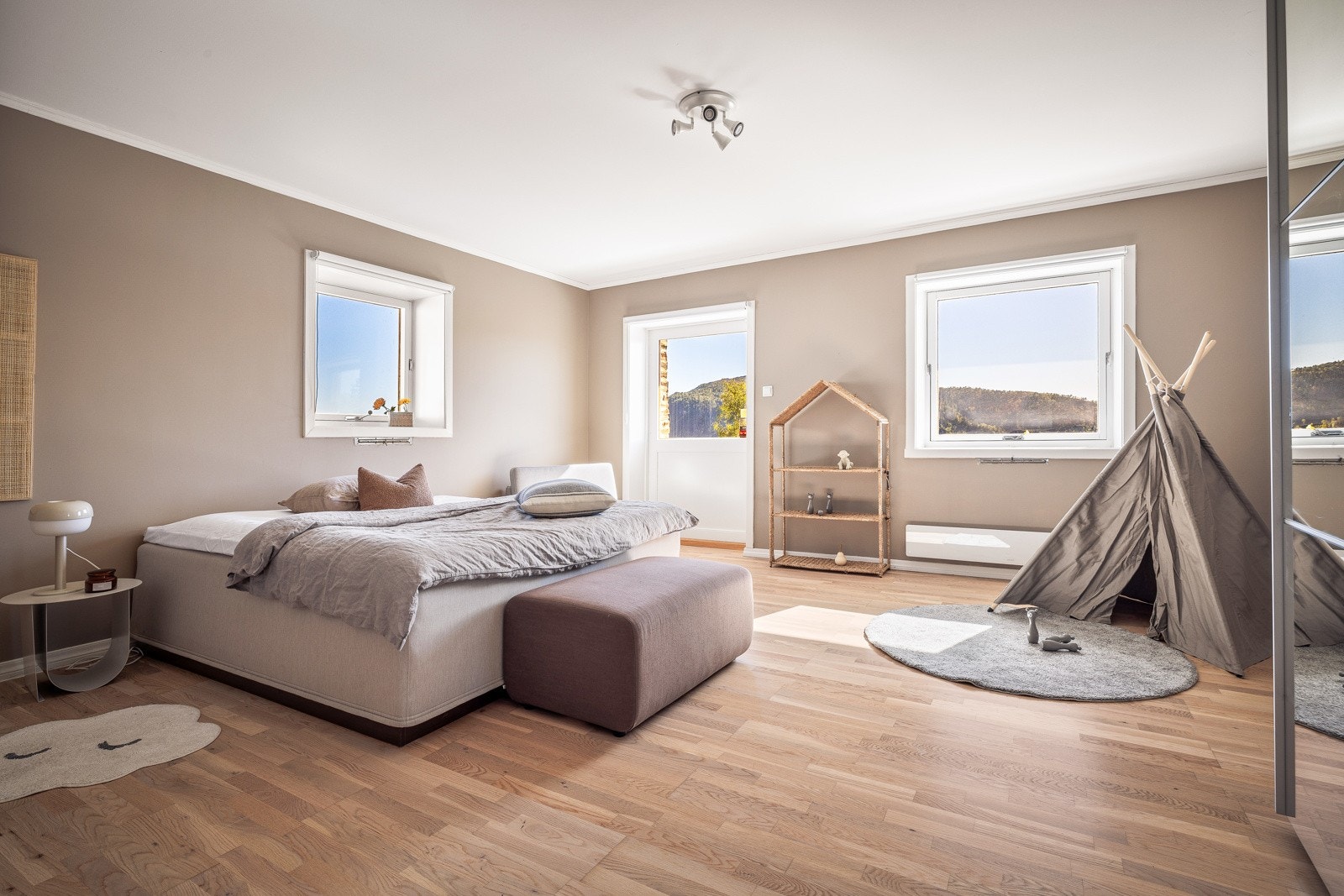 Stort hovedsoverom på hele 23,6 m² med utgang til sør-vestvendt terrasse på 14,1 m² Galleribilde