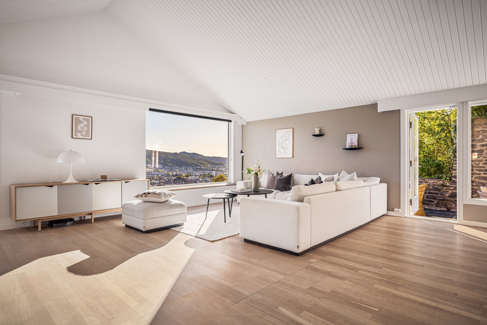 Videre kommer vi inn til den enorme stuen på hele 58,3 m² Galleribilde