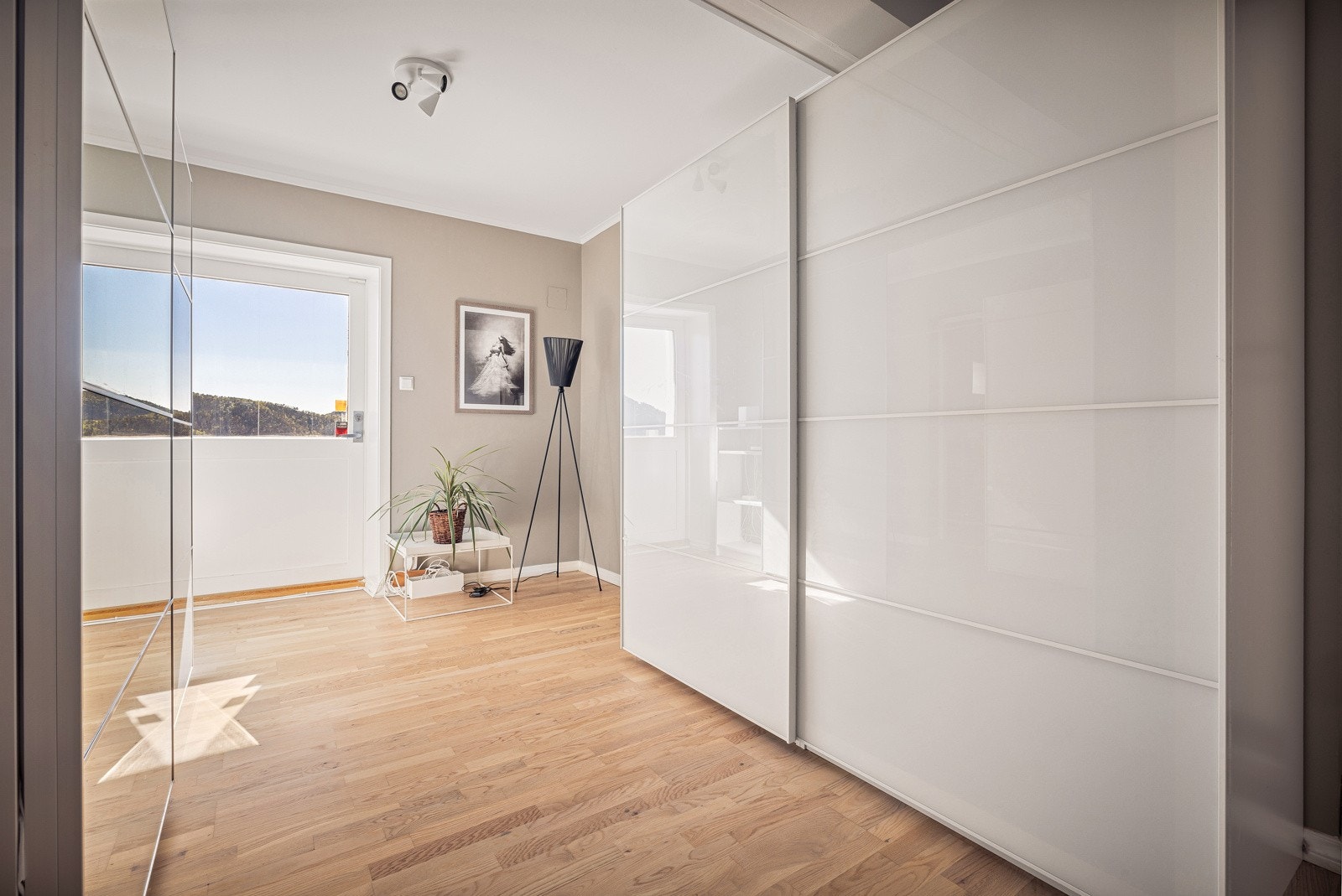 Soverom nr. 3 brukes pt som garederoberom og er på hele 13,2 m² Galleribilde