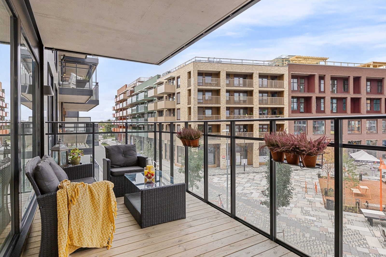 Balkongen er overbygget og har lampe med stikkontakt. Lysarmatur på vegg. Rekkverk i stål- og glassutførelse, målt til 1,2 m som tilfredsstiller dagens krav til høyde Galleribilde