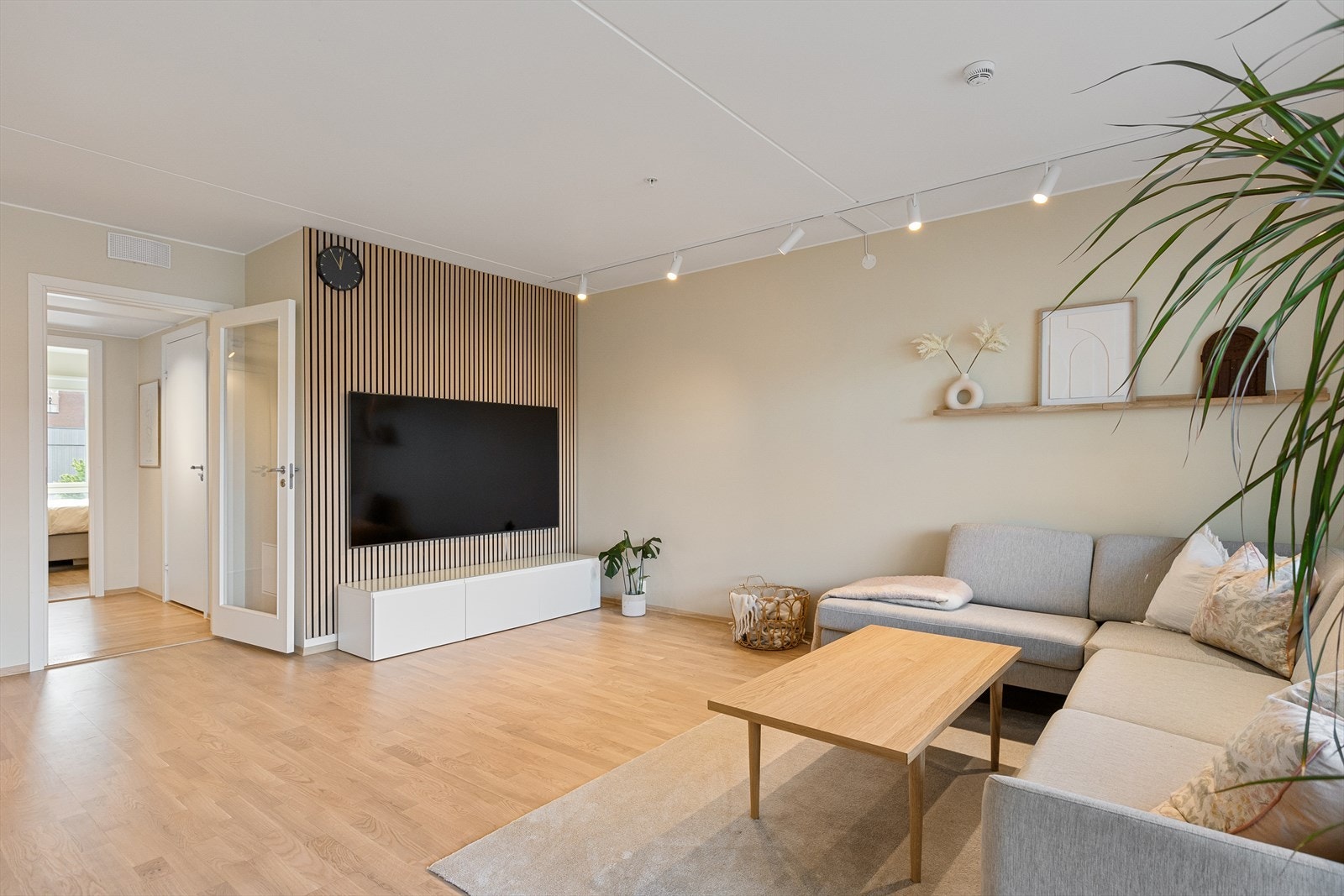 Stue sett mot entré Galleribilde