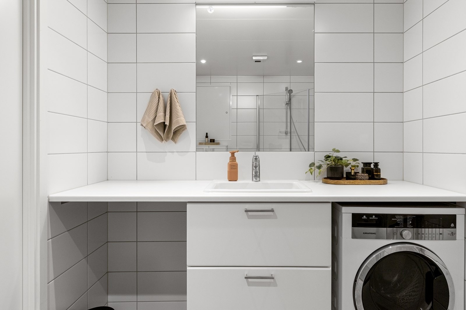 God plass på begge sidene av servanten. Her har man også mulighet å ha tørketrommel om ønskelig. Galleribilde