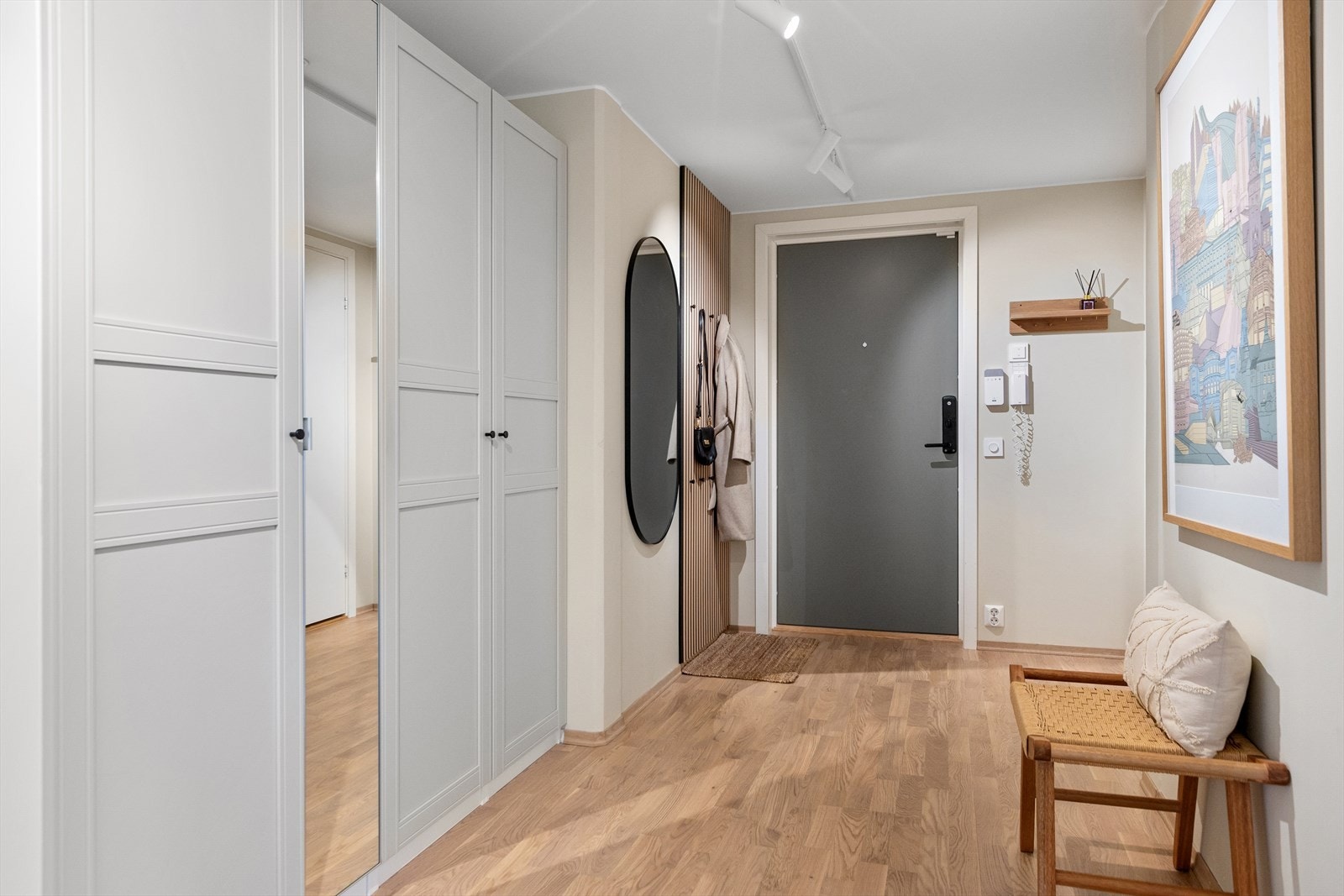 En pen og romslig entré. Bod inn til høyre i enden av entréen Galleribilde