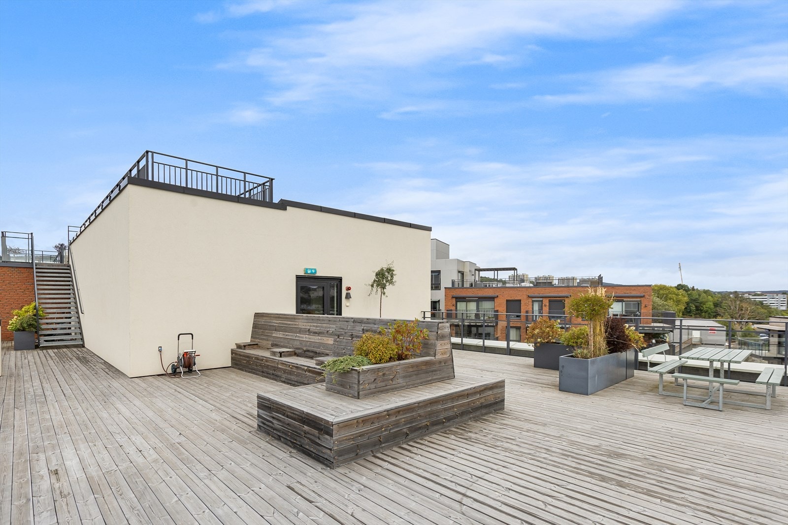 Takterassen står til disposisjon. Flere sittegrupper. Galleribilde