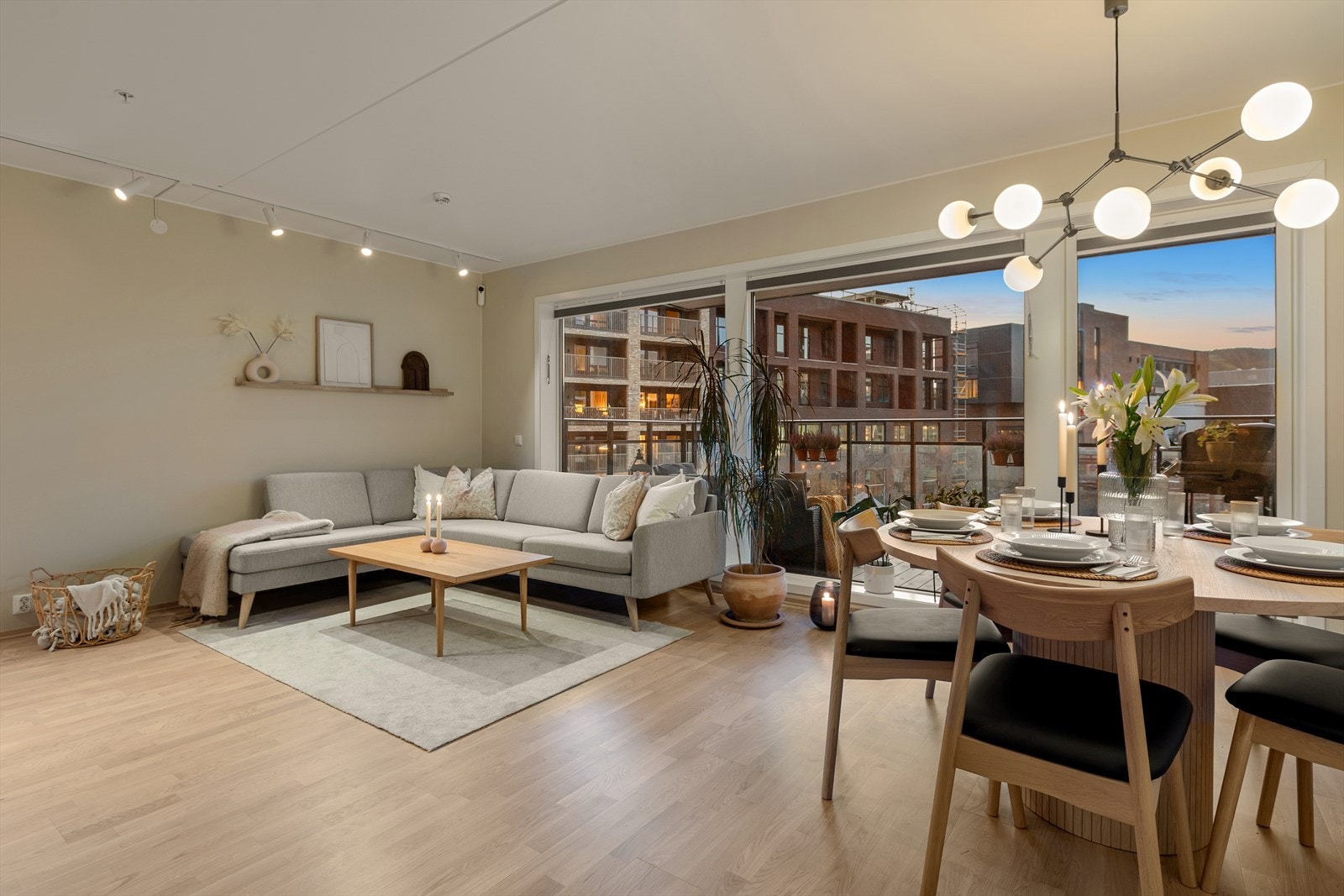 Leiligheten er malt i tidsriktige farger. Store gode vindusposter og utgang til balkong Galleribilde