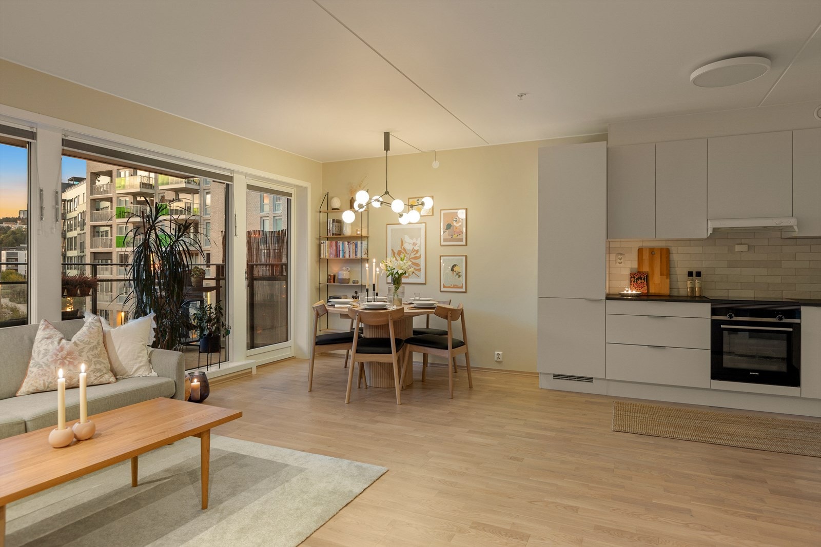 Rommet er lett å møblere. Kjøkkenet har godt med skap og benkeplass Galleribilde