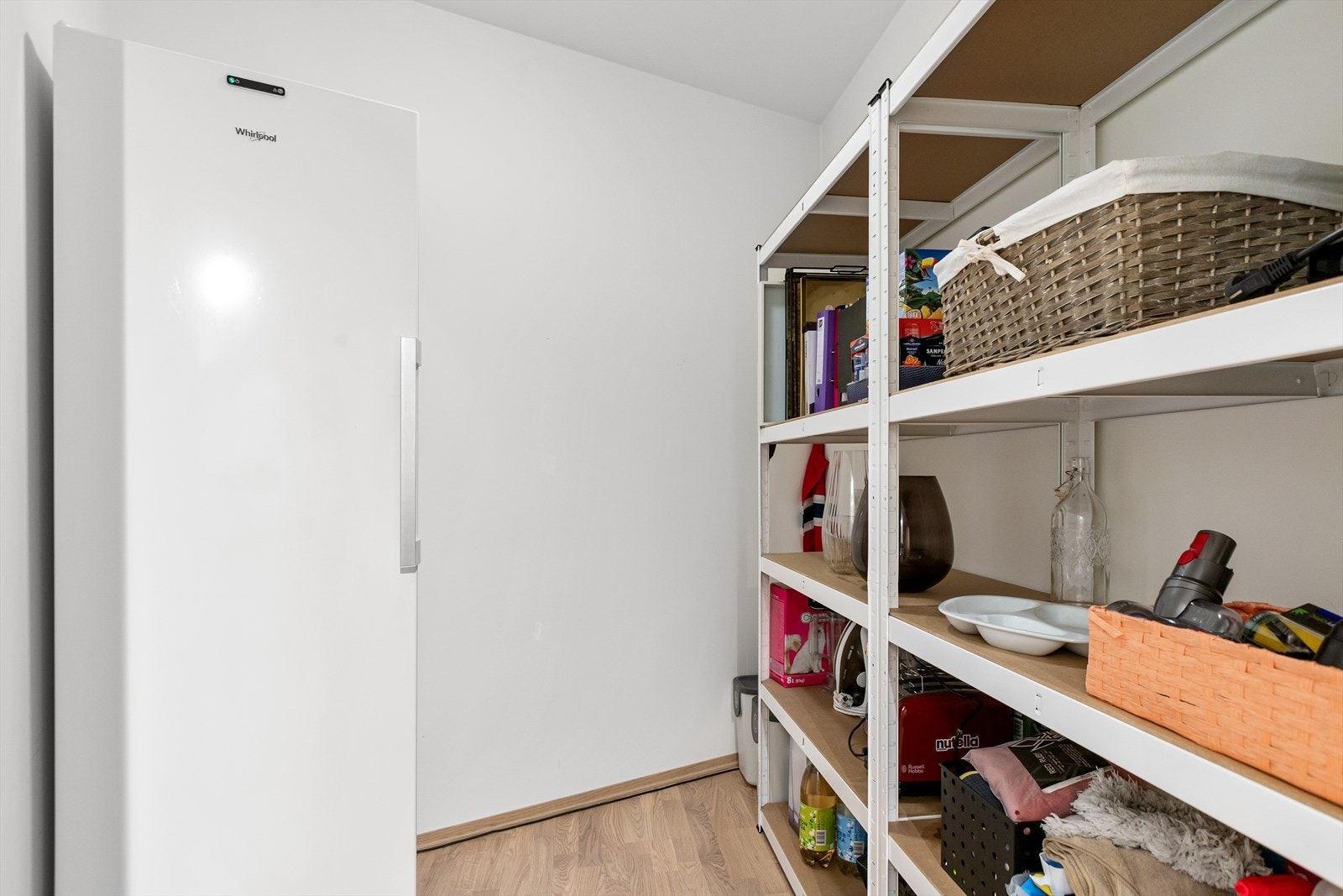 Ypperlige oppbevaringsmuligheter i boden. Kjekt med ekstra fryser eller kjøleskap Galleribilde