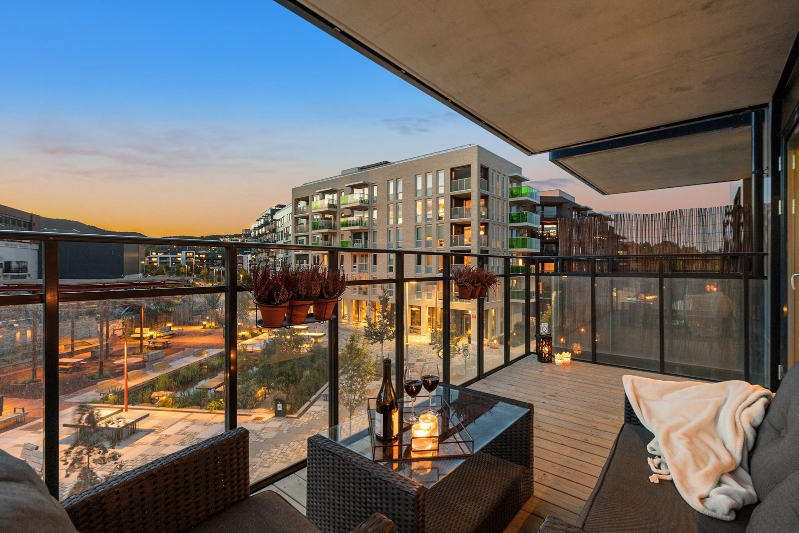 Balkong har sol fra ettermiddag og til kveld. Felles takterrasse har sol hele dagen om man ønsker tilskudd av ekstra D vitamin. Galleribilde