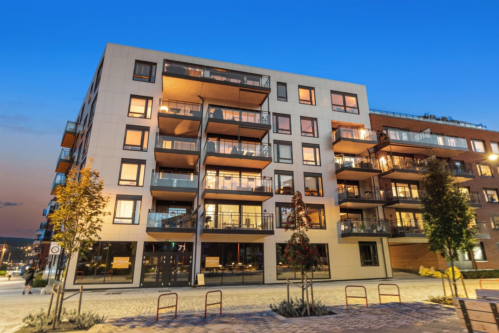 Fasade sett mot balkong Galleribilde