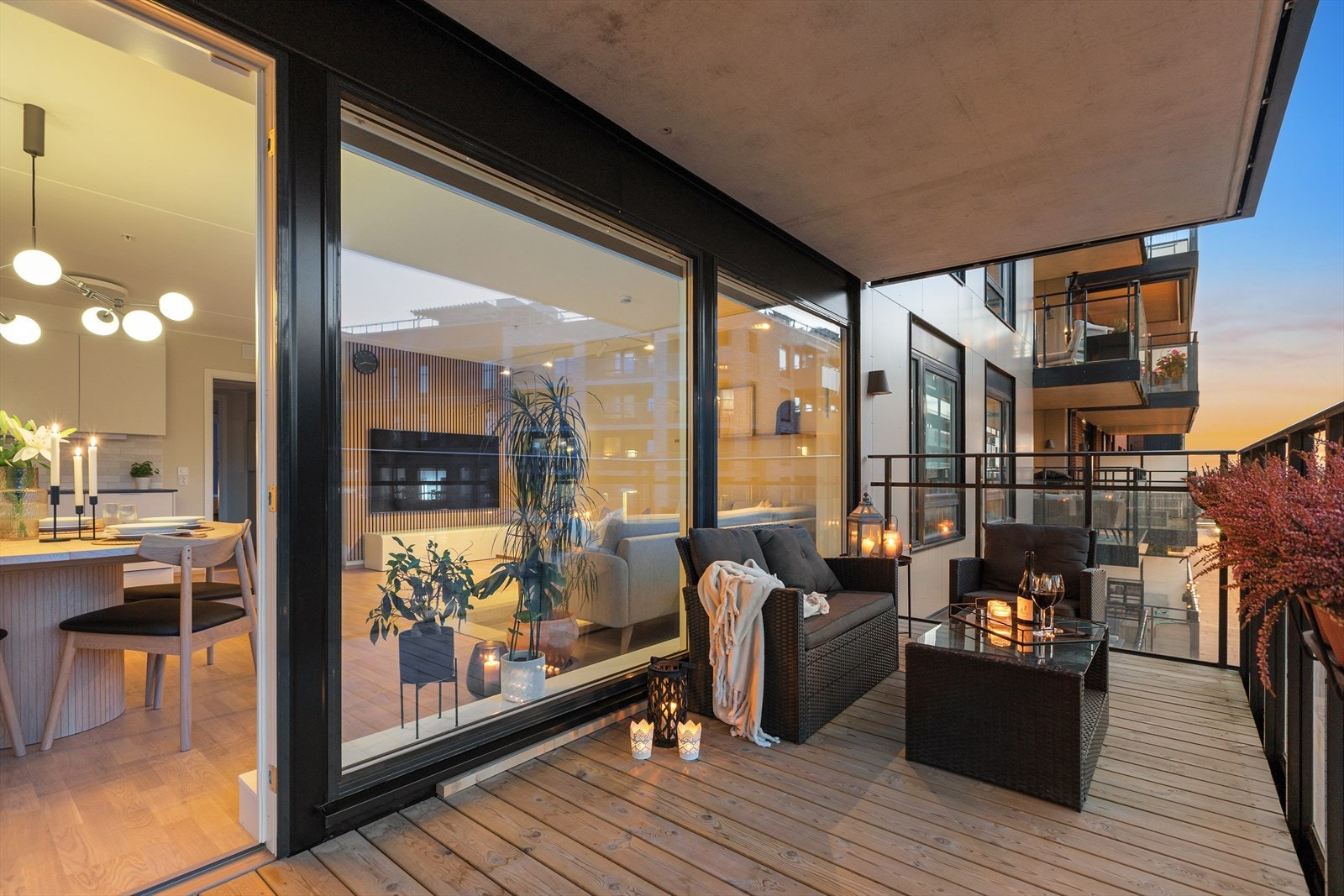 Flott overbygget balkong. Meget gode solforhold Galleribilde