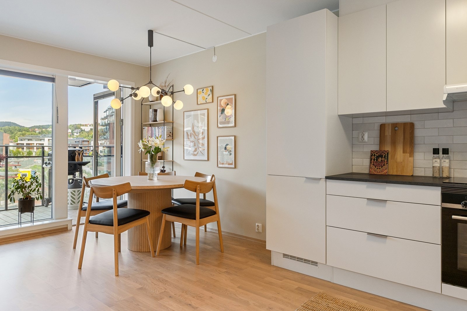 God plass til spisebord og sittegruppe. Utgang til balkong Galleribilde