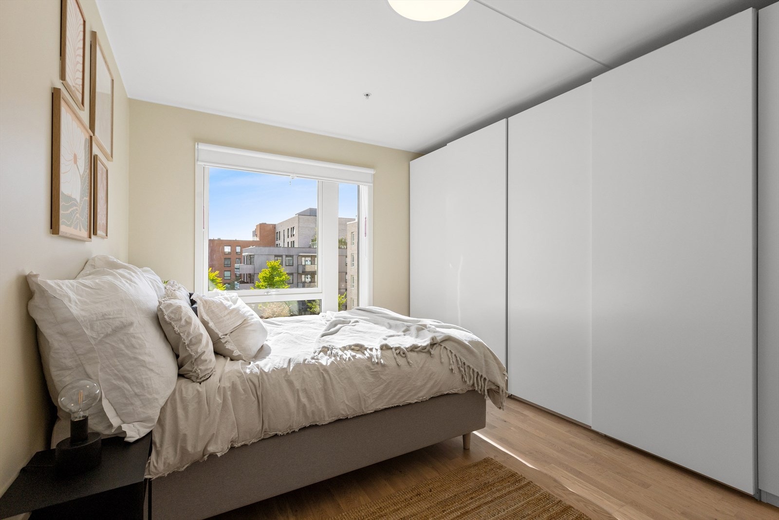 Romslig hovedsoverom med god skapplass. Galleribilde